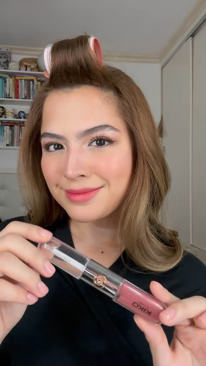 Alexa Ilacadのインスタグラム：「Inspired by korean beauty. It’s giving soft, sweet & sparkly! ✨💘 #grwm #beauty 💄#getreadywithalx   PRODUCTS ⬇️ - @dcart_ph contact lenses - @kikomilanoph PRIME & FIX MIST - @kikomilanoph SMART RADIANCE CREAM  - @kikomilanoph LIP PLUMPER - @kikomilanoph RADIANCE BOOST BASE - @grwmcosmetics BROWLIFT - @kikomilanph RADIANT FOUNDATION - @chanel.beauty LES BEIGES BRONZER - @kikomilanoph VELVET TOUCH BLUSH STICK 07 - @grwmcosmetics CONTOUR - @hauslabs CONCEALER - @kikomilanoph INVISIBLE TOUCH POWDER - @kikomilanoph UNLIMITED BLUSH 08 - @kikomilanoph EYSHADOW STICK 52 - @kissmephilippines HEROINE MAKE BROWN LINER - @kikomilanoph HIGHLIGHTER PENCIL - @surratt currlash + @maccosmeticsph PERM ME UP MASCARA  - @kikomilanoph BRONZER POWDER 07 - @kikomilanoph LUMINOUS BLUSH 01 - @kikomilanoph EYESHADOW 32 (nose contour) - @kikomilanoph WHITE EYELINER - @kikomilanoph LITTLE MERMAID HIGHLIGHTER - @dasique_official LIPPIE 03 - @romand.ph JUICY TINT 14  - @charlottetilbury SETTING SPRAY - @kikomilanoph GLOW FUSION 01 - @happyskin_ph POWDER FOUNDATION - @kikomilanoph UNLIMITED DOUBLE TOUCH  120 #kikomilano #makeup」