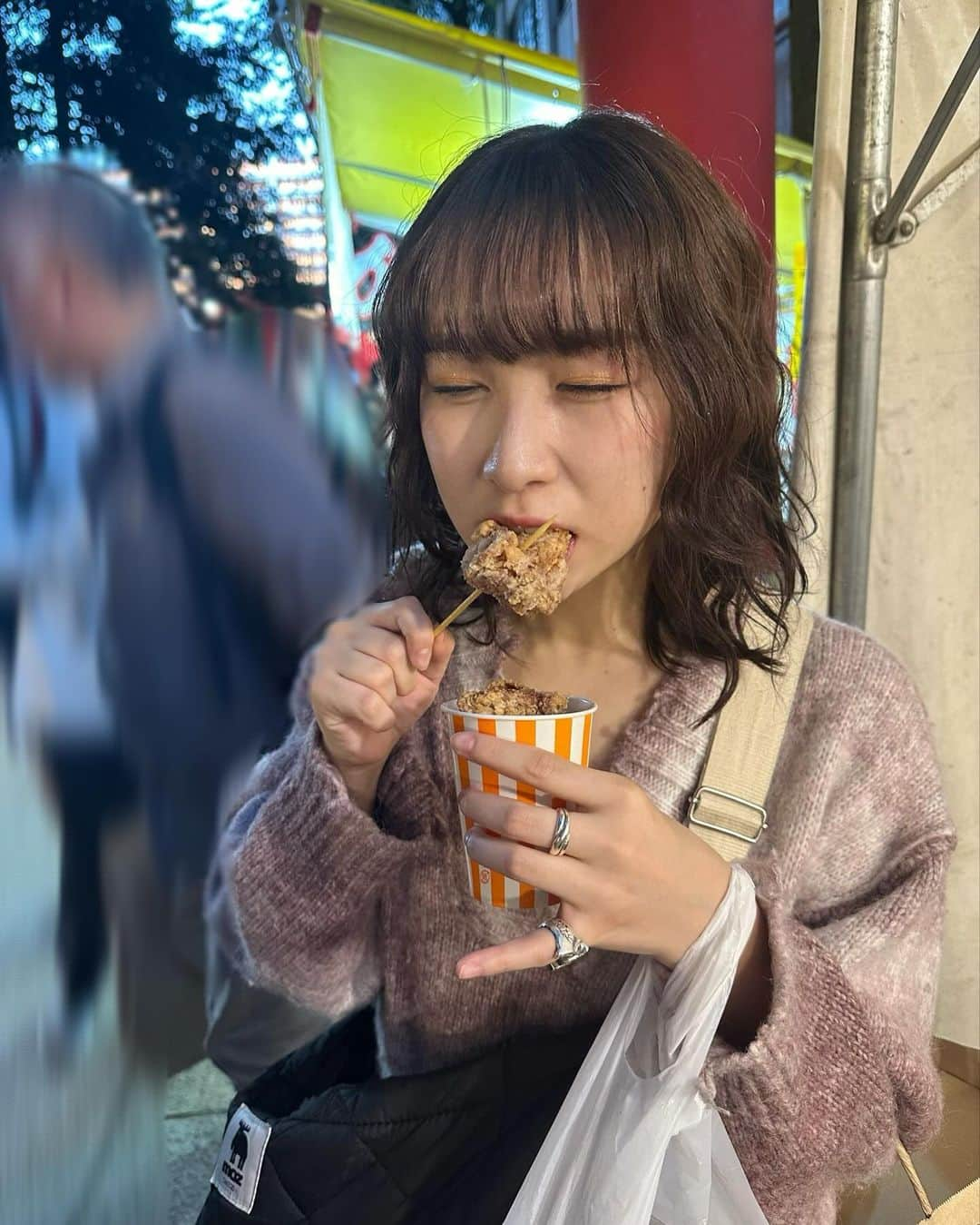 伊藤雨音さんのインスタグラム写真 - (伊藤雨音Instagram)「お祭り行ったら絶対にからあげ食べる。 数日前の酉の市の写真です🕺」11月26日 18時41分 - mew_galaxy