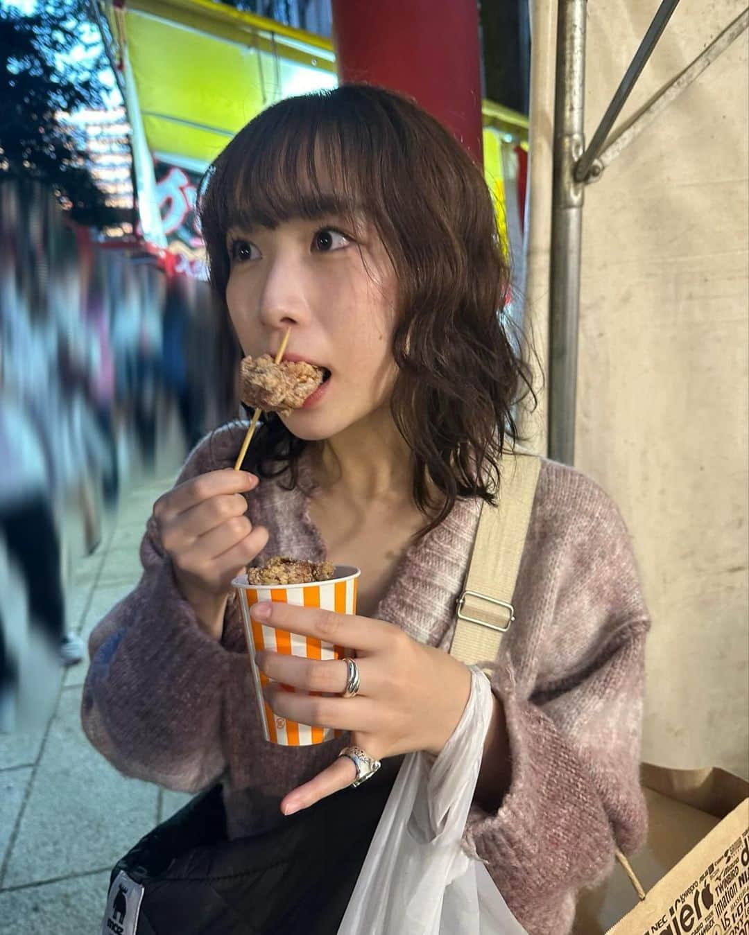 伊藤雨音のインスタグラム：「お祭り行ったら絶対にからあげ食べる。 数日前の酉の市の写真です🕺」