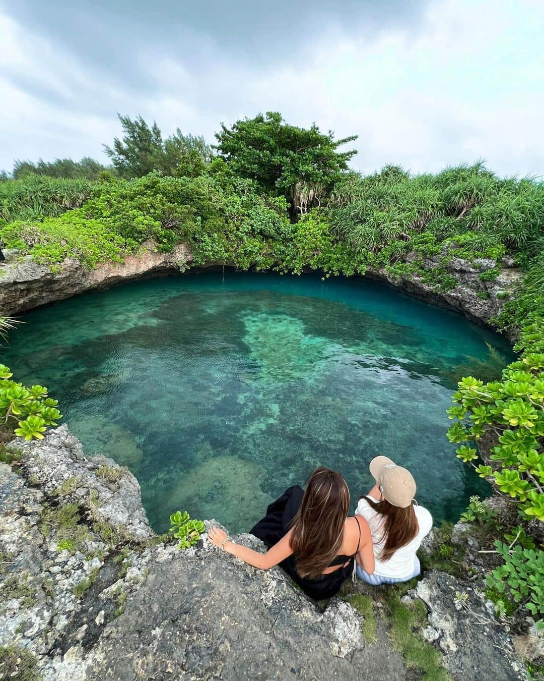 山崎みどりのインスタグラム：「Secret power spot point..  自然でこんなに神秘的な絶景が出来てるってすごいなぁと大感動したポイント。  中にはネオンテトラみたいな魚がたくさんいて可愛かったな🤍  ────────────────────────── #パワースポット#シークレット#secret#感動#powerspot」