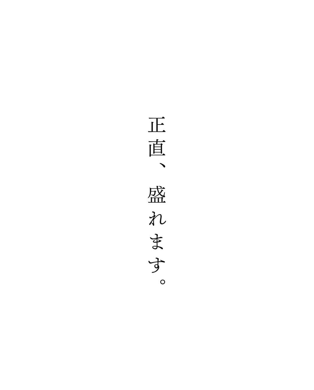 caratt振袖のインスタグラム：「正直、盛れます🫶🏻 振袖レンタルは @caratt_furisode  ⁡ 成人式の写真って自撮りやアップが多くなりがち。 ⁡ 衿元が寂しいとせっかくの振袖もいまいち盛れない。。 ⁡ こちらのチュール振袖は 袖口と肩にボリュームがあるから小顔効果ばっちり。 めちゃくちゃ盛れます🫶🏻 ⁡ ⁡ 2025年・2026年・2027年に成人式を迎える方で レンタル開始日のお知らせを受け取りたい方は コメント欄かDMに「詳細」とコメントしてね📝 ⁡ コメントいいねお願いします🙇🏻‍♀️✨ ⁡ ⁡ ┈┈┈┈┈┈ ❁ ❁ ❁┈┈┈┈┈┈ ◽️concept 「自分史上、最高に可愛いハタチ」をコンセプトに 自分モテする振袖＆卒業袴をご提案します。 ⁡ ⁡ ◽️全国26店舗展開 成人式・卒業式の衣装レンタル&写真スタジオ📸💫 プロのヘアメイクとフォトグラファーが 安心安全のクオリティで前撮りもプロデュース。 ⁡ ⁡ ご予約はプロフィールのリンクから！ ⁡ ┈┈┈┈┈┈ ❁ ❁ ❁┈┈┈┈┈┈┈ ⁡ #成人式 #振袖 #振袖レンタル #ハタチ #20歳 #成人式前撮り #成人式ヘア #成人式メイク #振袖ヘア #振袖メイク #成人式振袖  #はたち #誕生日 #盛れた #チュール #チュール振袖 #チュールドレス  #チュールスカート  #チュールワンピース  #チュールリボン」