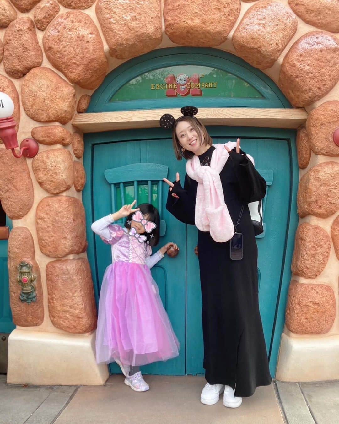 のインスタグラム：「妹と姪＆甥と夢の国へ🤍  姪はDineigeのチェーンバッグを持ちたいと言うのでラプンツェルの衣装に合わせてpurpleを持って行きました💜  ちなみに私も妹もDineigeリュックで🤣 アクティブな日はリュックが1番☝️  パレードでは8歳と5歳を交互に抱っこ。 伯母鍛えてるから今のところまだいけてます💪  クリスマスシーズンなのでとっても楽しかったなー🎄  そしてあまり出ない妹のレアショットも。。。 子供達の人形リュックに詰めてオタク感満載な後ろ姿。 乗り物が1人になり恥ずかしそうな姿。  2人とも赤ちゃんの頃から一緒に行ってるからどんどん成長するので楽しいですね☺️  次はシーに行きたいようです🤣  #伯母　#姪と甥 #ディズニーランド  #夢の国」