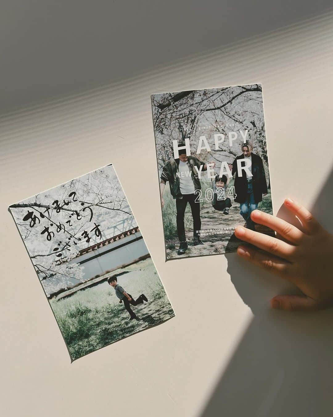 suzuka noseのインスタグラム：「📮 今年もあっという間にこの季節。 我が家は例年通り「スマホで写真年賀状」で。  写真の （ハガキ）質感と発色 シンプルなものから凝ったものまで幅広いデザイン展開で  送る相手に合わせて デザインを変えたりメッセージ文を変えたり 細かいところまでこだわることが出来るアプリは お手軽さが魅力だと思うな。  年賀状を通して 遠くに住む大切な人たちやよく会う身近な人たちに 我が家の近況と👦🏻の成長を一緒に見守ってもらえたら、、 と願いを込めて  今年もお届けします💌🐉  ＞＞「pr24621」 印刷代10%Offのクーポン、ぜひ使ってください✍🏻♡̢ まずは試し刷りするのもおすすめ！  @sumaho_nenga  #スマホで写真年賀状  #年賀状 #年賀状2024 #辰年 #pr」