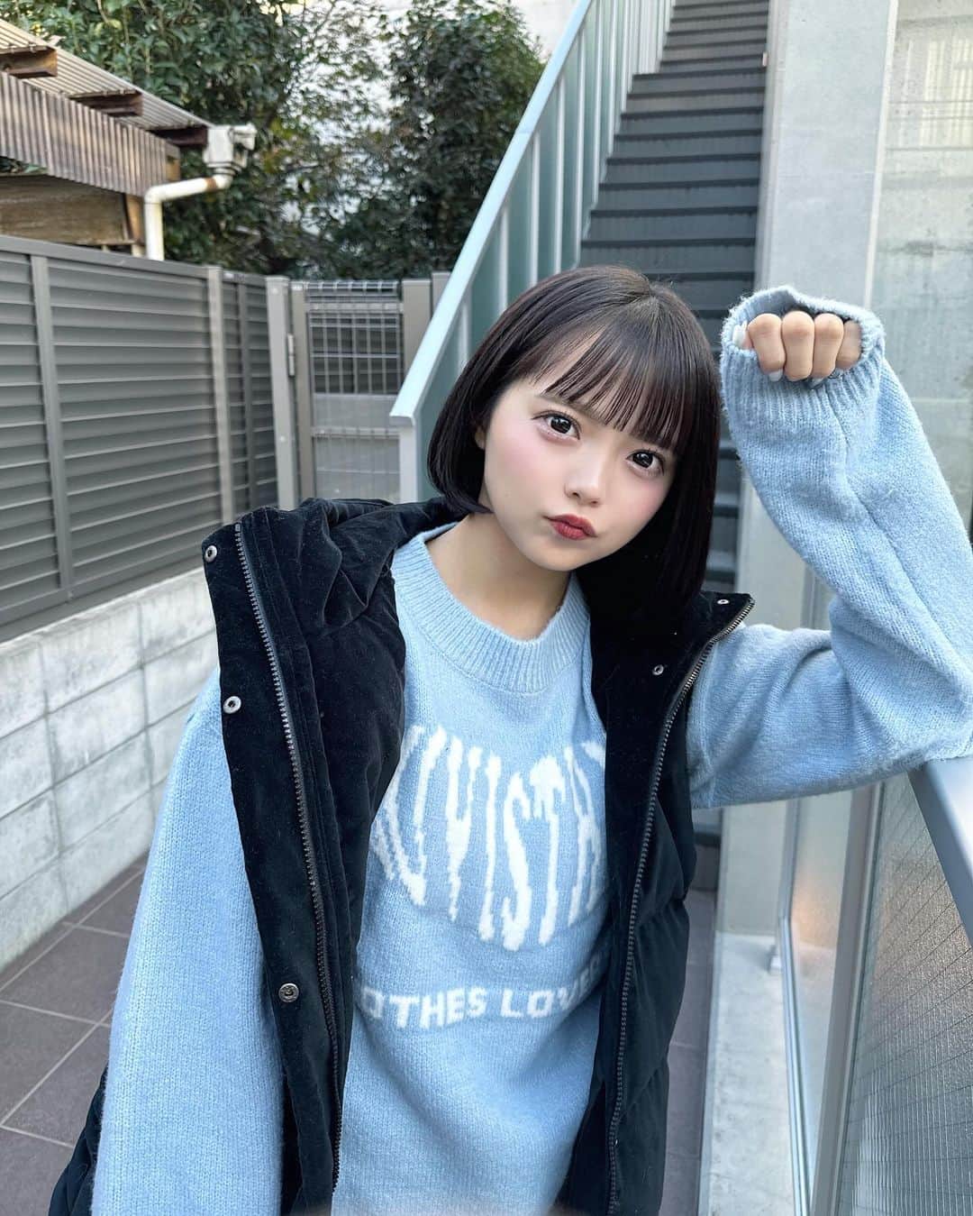 のインスタグラム：「🦋🦋 . knit→ @luvistrue_official  . ダウンベストおばあちゃんのおさがりのママのおさがり~~-🫶🏻ベロアだいすきなんだけどさ、ゴミつき放題しちゃって悲しい👊🏻👊🏻 あ！髪切りました！6cmも切ったらしい！ @chokihara」
