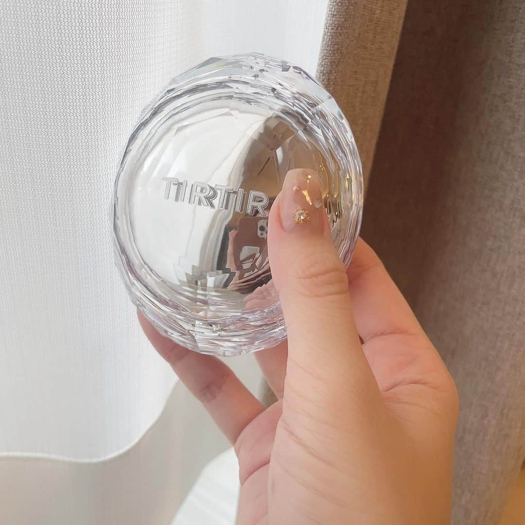 MAYUMIのインスタグラム：「🫧 * TIRTIRから新しくメッシュタイプの クッションファンデが発売されるのでご紹介🩶 @tirtir_jp_official  ⇨MASK FIT CRYSTAL MESH CUSHION * 私はN21の中間色です💡 * 愛用しているレッドクッションと比較すると、 新しく発売された方は自然なカバー力で、 色ムラなく簡単に均一に肌に乗る感じがします✨ シミやそばかすなどを艶やかにカバー出来ました◎ 艶肌好きの私は、レッドよりクリスタル派かも🪩 4秒に1個売れているというだけあって、 納得の仕上がりでした🪽 * 【注意点】 ※メッシュクッションの特性上、新品の場合エッセンスが 分離されクッション上部に溜まっていることがあります。 初めに使用する前にメッシュ網全体にファンデーションが 浸るようティッシュで軽く押すかパフで5回以上叩いて 馴染ませてから使用してください。 * #TIRTIR #マスクフィットクリスタルメッシュクッション #マスクフィット #マスクフィットシリーズ #最強ベース #PR」