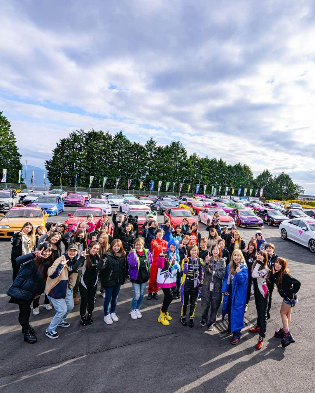 大池水杜さんのインスタグラム写真 - (大池水杜Instagram)「I won the women-only car festival @lumirise.drift of favorite cars contest🙌🏼  女性だけの車の祭典"ルミライズ"愛車自慢コンテストで優勝出来ました！ Web&現地投票でたくさんの応援ありがとうございました！ハチロクを沢山の人から褒められて嬉しかったです！ サプライズでエコサンライト賞にも選んでいただき、エコサンライト受賞させてもらいました！  そしてBMXパフォーマンス、今回も盛り上がりました！そちらはまた後日🙌🏼  同じAE86乗りのAGUちゃんとAE86同士で愛車自慢1,2位になれて本当に嬉しかった🙌🏼 @agu._.chaaaaan   主催でありプロドライバーの久保川さん、素敵な時間をありがとうございました！ @sumikawith180sx  BMXで女の子達だけでJAMやイベントをやりたい目標が昔からあるから、とても勉強になりました！いつか必ず😁  ドリフトしてる女性ドライバーの皆さん、本当にカッコよかったです！愛車自慢でご一緒した皆さんの車もカッコよかった！ ハチロクの事、BMXの事、たくさん声かけてくれてありがとうございました🙌🏼  #lumirise #ルミライズ #エコサンライト  @visavis_jp #slopeshot #VANS #bern #タウン情報おかやま #ライト電業 #bmx #bmxgirl #bmxfreestyle #bmxwomen」11月26日 18時52分 - minato_oike