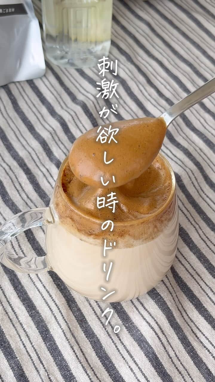 タマチャンショップのインスタグラム：「自宅で作れる濃厚ドリンク☕️🤍 ふわふわでクリーミーで美味しすぎた、、、 　 〜材料〜 ・インスタントコーヒー…大さじ1 ・ラカント…大さじ1 ・まんてんすい…大さじ1 ・アルミホイル ・霧島牛乳…適量 ・タンパクオトメ（プロテイン）…適量 　 〜作り方〜 ①空のペットボトルにインスタントコーヒー、ラカント、お水を大さじ１ずつ入れ、丸めたアルミホイルも入れてシェイク！ ②牛乳とプロテインをシェイク！ ③カップに②→①の順に注いで完成！ 　 ふわふわで美味しすぎるから試してみてね☺️💞 　 #タマチャンショップ  #おうちカフェ #おうちカフェごはん #おうちカフェ部 #おうちカフェごっこ #おうちごはん #おうちごはんlover #おうち時間 #自炊 #自炊レシピ #自炊女子 #ヘルシーメニュー #ヘルシースイーツ #ヘルシーレシピ #ヘルシー料理 #おやつ #おやつタイム #おやつの時間 #おやつ作り #おやつ時間 #おやつレシピ #手作り #手作りおやつ #手作りスイーツ」