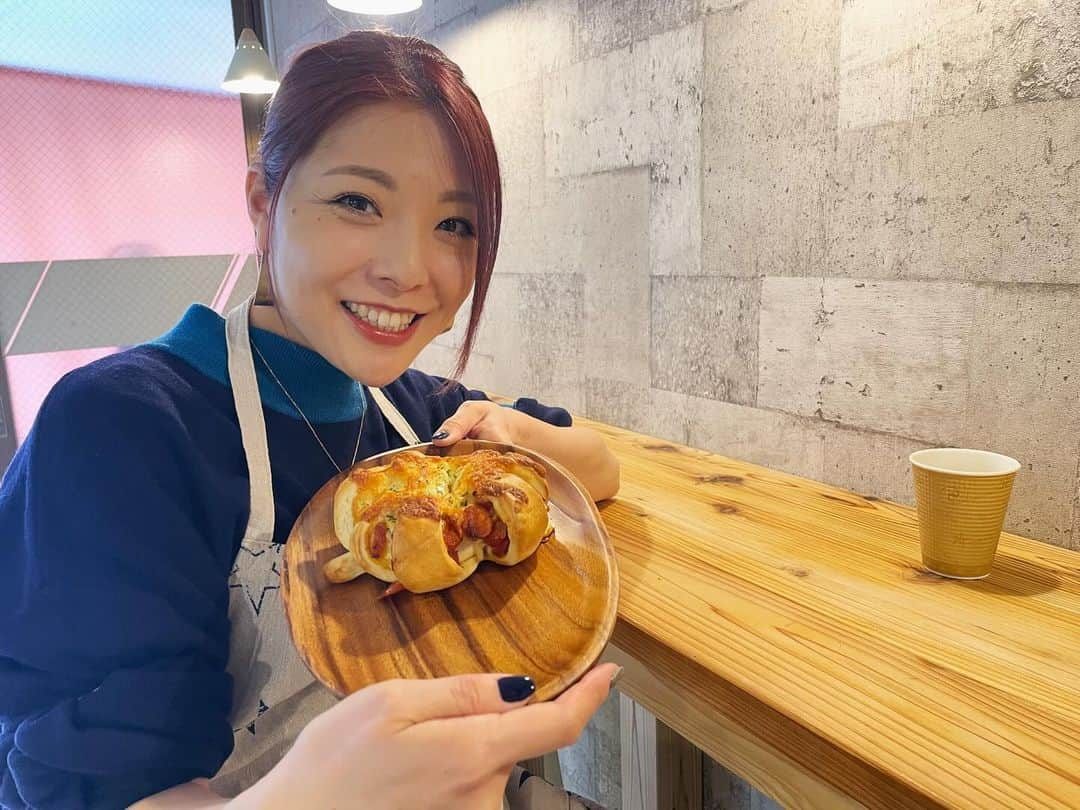 小川麻琴さんのインスタグラム写真 - (小川麻琴Instagram)「ランチに藤井さんが焼いてくれた、チョリソーチーズベーグルも最高に美味しかった🥹❤️  出来立てをその場で食べれるという幸せ😍  美味しいベーグルをご馳走様でした🥯✨  #フジベーグル #ランチ #チョリソー  #チーズ #ベーグル #出来立て」11月26日 19時02分 - 1029_makoto