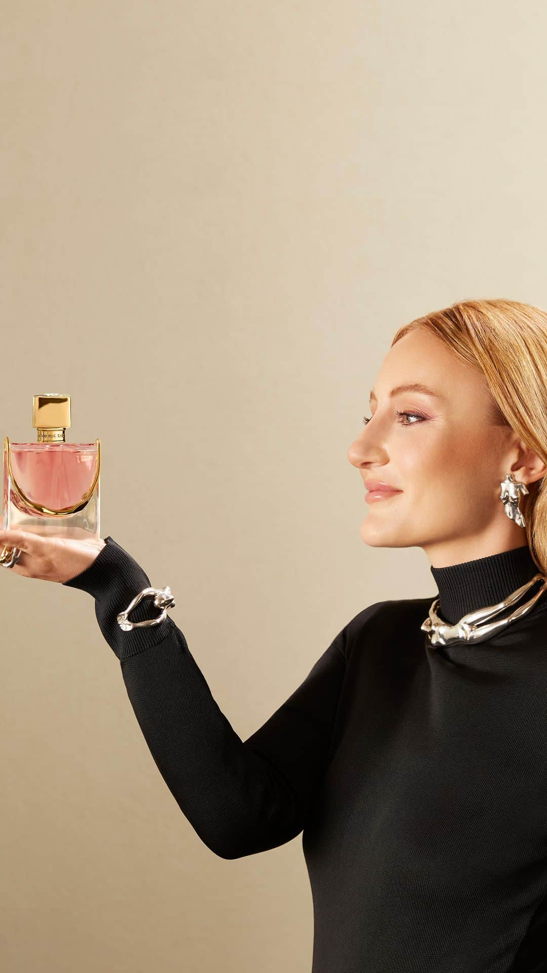 Lancôme Officialのインスタグラム：「La vie est belle’s iconic crystal smile meets Paola Vilas’ feminine and ethereal universe. For this limited-edition art piece, the Brazilian artist and jewelry designer reinterpreted the infamous bottle with an adorned smile dipped in 18-karat gold. These art pieces, inspired by the fragrance’s joyful femininity, are a celebration of the unique savoir-faires of art, gold-making and perfumery.​ Watch the full interview with @paolavilas through the link in our bio. ​ #Lancome #Lavieestbelle #Fragrance #ArtEdition #PaolaVilas​」