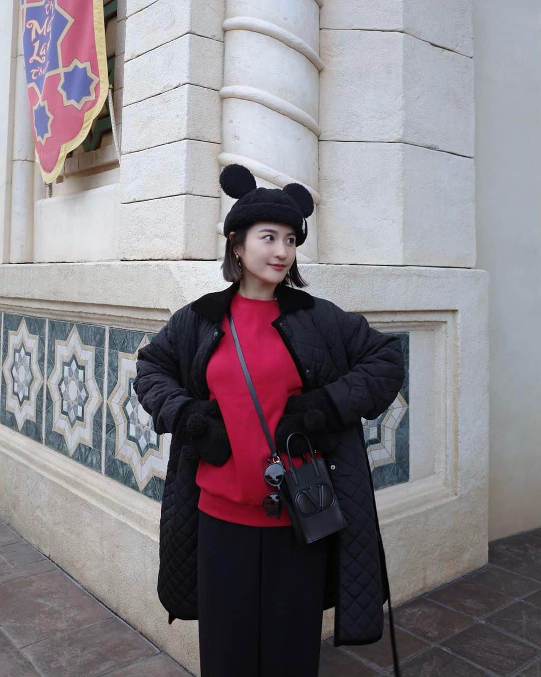 中瀬古ゆきなさんのインスタグラム写真 - (中瀬古ゆきなInstagram)「Disney Sea!!!!!  久しぶりにディズニーへ。  ミッキーを意識したコーデで行きました◎ もふもふ帽子とお揃いの手袋は現地でGET！  食べて食べて食べて 乗って乗って乗って いーっぱい楽しめました！！  気温はたしか13℃くらい。 寒かったですが、 ロンT＋裏起毛スエット＋アウターで らくらく乗り切れました✌︎  coat & sweat @akte_official   #tokyodisneyresort #tokyodisneysea #ディズニーシー #ディズニーコーデ」11月26日 19時03分 - yuch1129