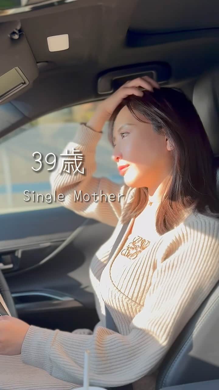Minoriのインスタグラム：「SNSを始めて感謝を伝えたい人にたくさん出会えました！ 本当にいつもありがとうございます🙇‍♀️✨  誰でも一瞬は頑張れる！けど 毎日続けることって本当に難しいですよね。 コツコツ続けるからこそ結果に繋がっていく！ 分かってはいても、すぐの成果を求めてしまう。 そして続かない。 私もその繰り返しでした。  苦手や課題はまだまだたくさんありますが 挑戦しなければ何も変わらない！ 諦めずに目標に向かって、頑張ろう🔥」