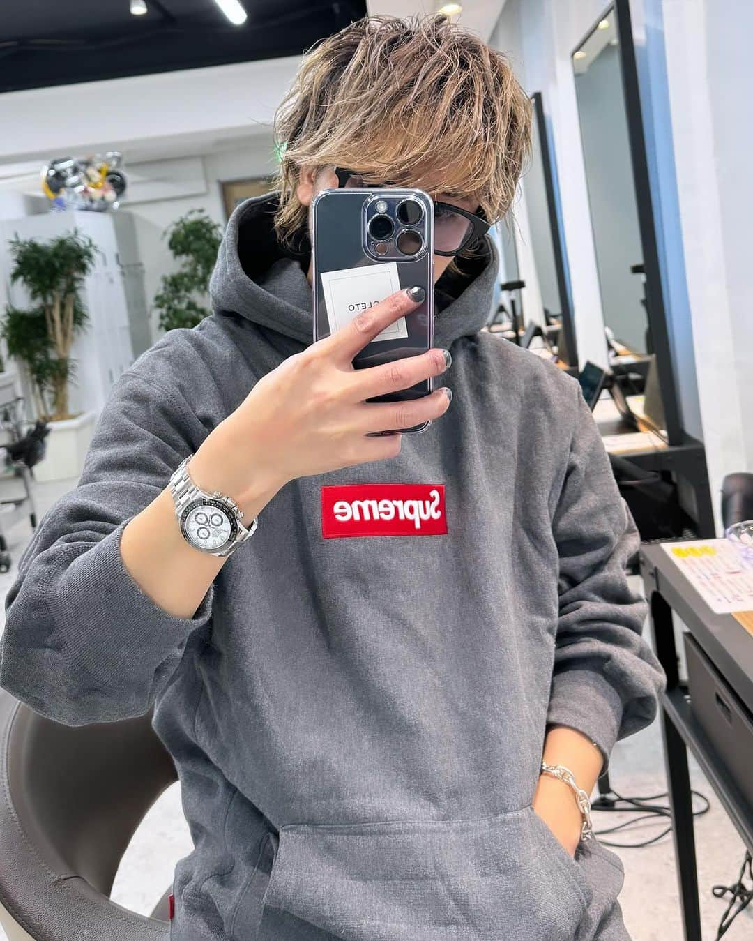 加代憲康さんのインスタグラム写真 - (加代憲康Instagram)「supreme box logo🙆🔴 今日はサロンワークからの福井に来てます🚗💨 明日はセミナーよろしくお願いします🙇  今から忘年会🍺皆さんよろしくお願いします♪」11月26日 19時03分 - kasshi_cleto