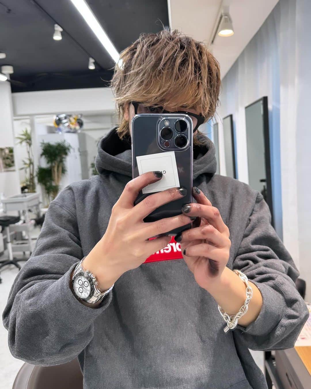 加代憲康のインスタグラム：「supreme box logo🙆🔴 今日はサロンワークからの福井に来てます🚗💨 明日はセミナーよろしくお願いします🙇  今から忘年会🍺皆さんよろしくお願いします♪」