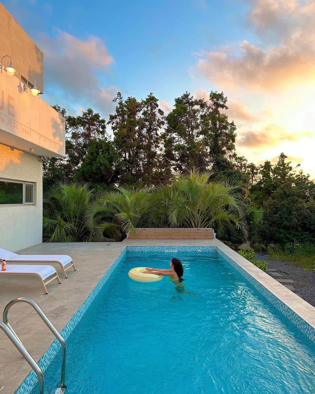 カン・ギョンミンさんのインスタグラム写真 - (カン・ギョンミンInstagram)「🫧🏝제주 풀빌라 숙박 EVENT👙🫧 숙소에서 하루내내 힐링을 즐길 수 있는  나만의 발리 @stay_cafe.oje 숙박 이벤트.  [ 2팀에게 1박 2일 무료 숙박이벤트 ] 🫧 1팀당: 최대 12인까지 가능 *인원 추가금액 x* 🫧 방 4개 + 화장실 3개  🫧 24시간 BIG 온수풀 이용  🫧 조식 무료 제공 🫧 #산양큰엉곶 무료입장권 제공 🫧2024년 2월말까지    ㄴ평일(일-목)에 이용 가능.  [ 참여 방법 ] 🫧 좋아요 + 댓글   [ 당첨자 발표 ] 🫧 @sy.ee11 @y_uuj_  작년에도 가고 올해도 다녀온 #오늘도제주  작년엔 내돈내산으로 이벤트 했다면 이번엔 오늘도제주 숙소 사장님께서 쏩니다!!!!🎅🏻🎁」11月26日 18時57分 - kkmmmkk