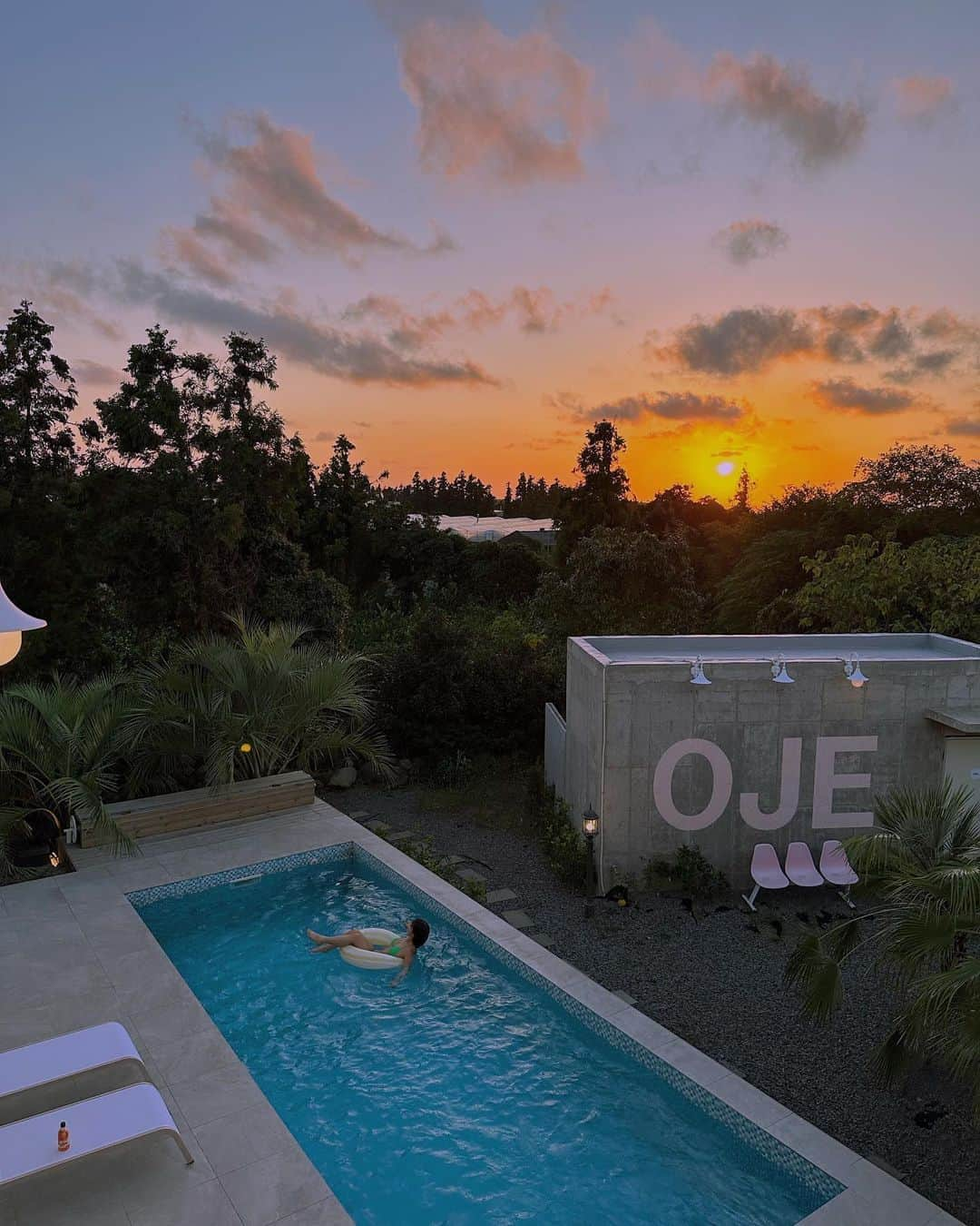 カン・ギョンミンさんのインスタグラム写真 - (カン・ギョンミンInstagram)「🫧🏝제주 풀빌라 숙박 EVENT👙🫧 숙소에서 하루내내 힐링을 즐길 수 있는  나만의 발리 @stay_cafe.oje 숙박 이벤트.  [ 2팀에게 1박 2일 무료 숙박이벤트 ] 🫧 1팀당: 최대 12인까지 가능 *인원 추가금액 x* 🫧 방 4개 + 화장실 3개  🫧 24시간 BIG 온수풀 이용  🫧 조식 무료 제공 🫧 #산양큰엉곶 무료입장권 제공 🫧2024년 2월말까지    ㄴ평일(일-목)에 이용 가능.  [ 참여 방법 ] 🫧 좋아요 + 댓글   [ 당첨자 발표 ] 🫧 @sy.ee11 @y_uuj_  작년에도 가고 올해도 다녀온 #오늘도제주  작년엔 내돈내산으로 이벤트 했다면 이번엔 오늘도제주 숙소 사장님께서 쏩니다!!!!🎅🏻🎁」11月26日 18時57分 - kkmmmkk