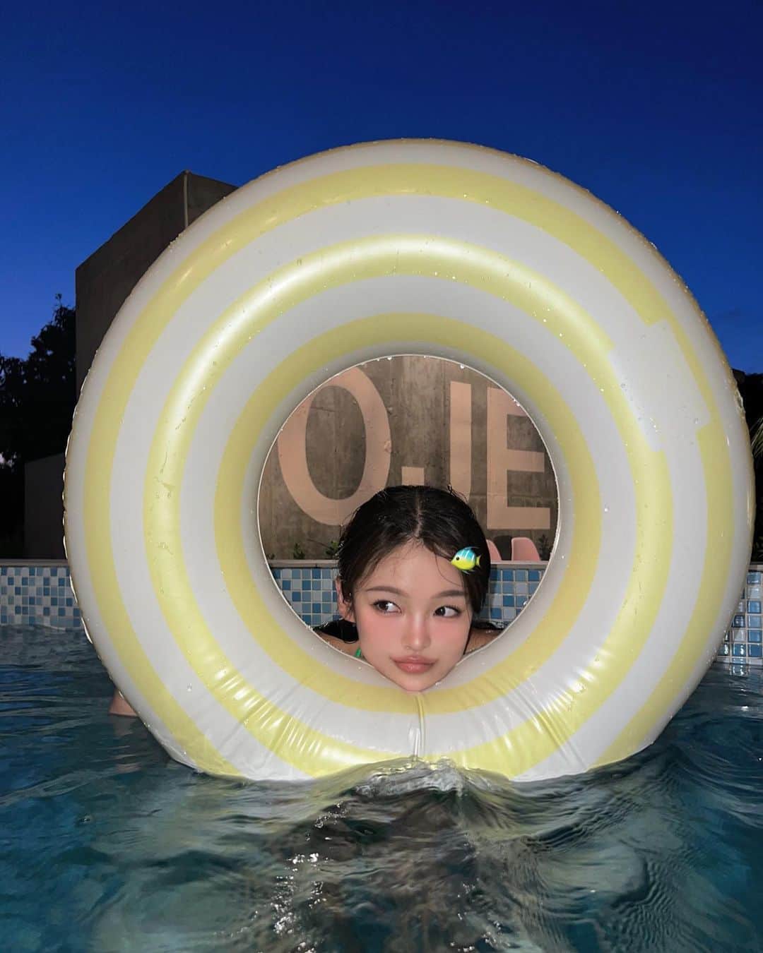 カン・ギョンミンのインスタグラム：「🫧🏝제주 풀빌라 숙박 EVENT👙🫧 숙소에서 하루내내 힐링을 즐길 수 있는  나만의 발리 @stay_cafe.oje 숙박 이벤트.  [ 2팀에게 1박 2일 무료 숙박이벤트 ] 🫧 1팀당: 최대 12인까지 가능 *인원 추가금액 x* 🫧 방 4개 + 화장실 3개  🫧 24시간 BIG 온수풀 이용  🫧 조식 무료 제공 🫧 #산양큰엉곶 무료입장권 제공 🫧2024년 2월말까지    ㄴ평일(일-목)에 이용 가능.  [ 참여 방법 ] 🫧 좋아요 + 댓글   [ 당첨자 발표 ] 🫧 @sy.ee11 @y_uuj_  작년에도 가고 올해도 다녀온 #오늘도제주  작년엔 내돈내산으로 이벤트 했다면 이번엔 오늘도제주 숙소 사장님께서 쏩니다!!!!🎅🏻🎁」