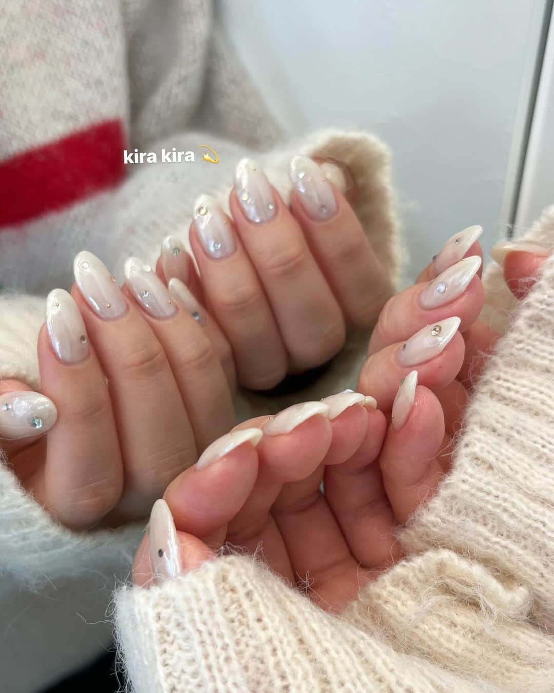 宮原響さんのインスタグラム写真 - (宮原響Instagram)「. #biki_nail ヒソヒソとタグ作って貼ってたんだ〜 みんな気づいてくれた？😉 ネイル悩んでる子、ぜひ見ていって〜🌟 . さてと。 ずーっと #squarenails だったので 初めての爪の形、、、すごくお気に入り♡ みほさんにきいたら　#ovalnails  というらしい💅好き〜 . #winternails❄️ #whitenails #冬ネイル #kirakira #キラキラネイル #ホワイトネイル #クリスマスネイル #xmasnails #恵比寿ネイル」11月26日 18時57分 - re_s08m