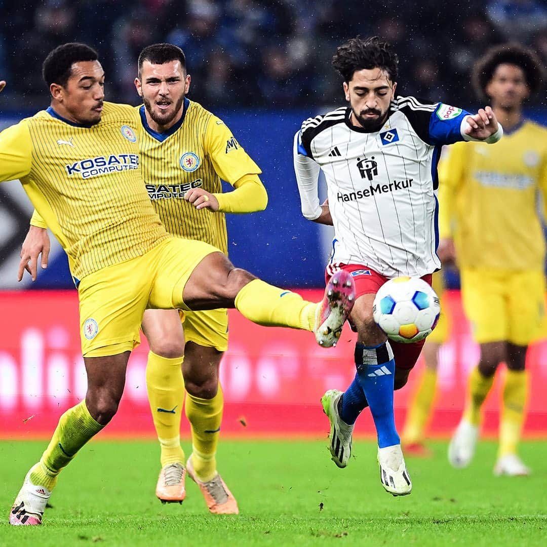 ハンブルガーSVさんのインスタグラム写真 - (ハンブルガーSVInstagram)「Freitag war Pherai-Tag. ⚽️🚀  Erstes Pflichtspieltor im HSV-Trikot. ✔️  📺 Wenn ihr Manu mal über außersportliche Themen reden hören wollt, gönnt euch „Auf einen Kaffee mit…“, präsentiert von der @campussuiteofficial (Link in der Story 📲)   #nurderHSV 📸 @witters_sportfotografie」11月26日 18時58分 - hsv