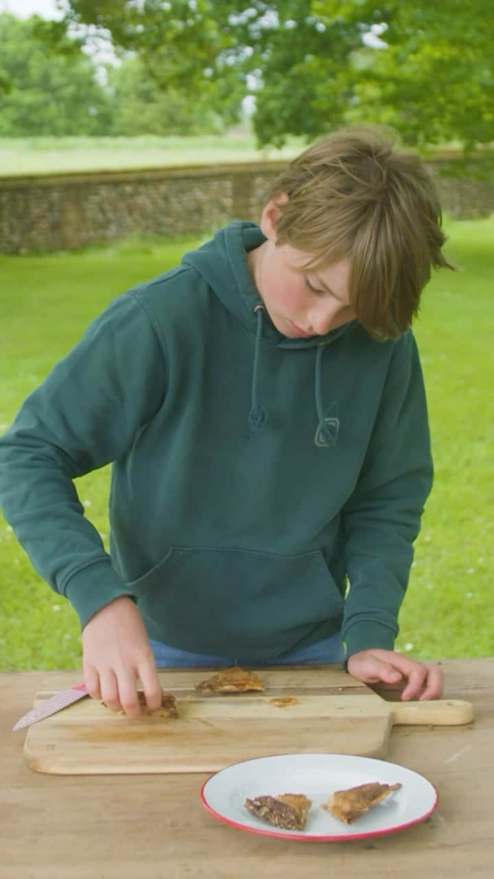 ジェイミー・オリヴァーのインスタグラム：「My boy Buddy’s knocked it out the park making the baked beans and cheese toastie from my children’s book Billy & The Giant Adventure !! Don’t know if you guys knew but there’s a few pretty epic recipes in the book, not just an epic adventure! Link in my bio to get a copy of the book as he says big love x x  #AD」