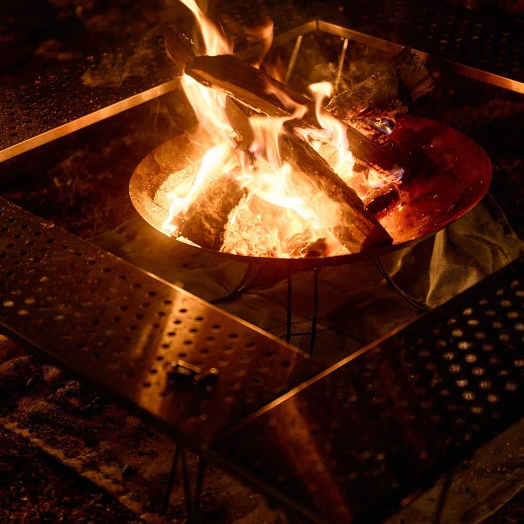 Coleman Japanのインスタグラム：「【秋冬こそ、焚き火を楽しもう🔥】  ゆらゆらと燃える炎を眺めたり、体があたたまる煮込み料理を作ったり、寒い中でこそ焚き火の暖かさを身にしみて感じよう。  ・  #灯そうColeman #灯そうコールマン #灯そう #Coleman #コールマン #Camp #キャンプ #Outdoor #アウトドア #焚き火 #焚き火キャンプ #ファイアーディスク #ファイアーディスクマックス #焚火台 #焚き火台」
