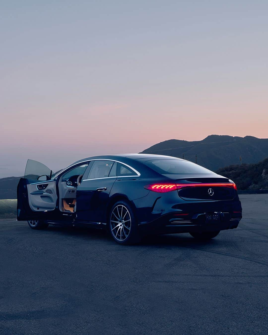 Mercedes-Benz Thailandのインスタグラム：「Where to next? 🧐 Tag who you’d take on an all-electric evening drive.   ชาร์จพลังให้เต็มเปี่ยม 🍃⚡️ แล้วออกไปปลดปล่อยยามเย็นด้วยพลังของไฟฟ้า 100% ที่พร้อมให้คุณเฉิดฉายตัวตน ด้วยพละกำลังของมอเตอร์ไฟฟ้าสูงสุด 330 กิโลวัตต์ (449 แรงม้า) ให้มุ่งตรงได้ทุกปลายทาง พร้อมด้วยไฟท้ายแบบ LED พร้อมเทคโนโลยี fibre-optic ดีไซน์โฉบเฉี่ยวแบบไม่เหมือนใคร และกระจกประตูรถแบบไร้ขอบ ผสมผสานความสปอร์ตเข้ากับความล้ำสมัยอย่างลงตัว  👉🏻 ติดตามช่องทางของเราได้ที่  Website : www.mercedes-benz.co.th/27-homepage  Line : @mercedesbenzth : lin.ee/jaqvPXF  Facebook : mb4.me/MBTHFA  Instagram : mb4.me/MBTHIG  YouTube : mb4.me/MBTHYT  📷 @bernooo (IG)  *อุปกรณ์บางส่วนในภาพอาจแตกต่างจากที่จำหน่ายจริง โปรดตรวจสอบรายการอุปกรณ์ของรถยนต์แต่ละรุ่นที่ผู้จำหน่ายฯ อย่างเป็นทางการทั่วประเทศ​​  #EQS #MercedesBenz #MercedesBenzThailand」