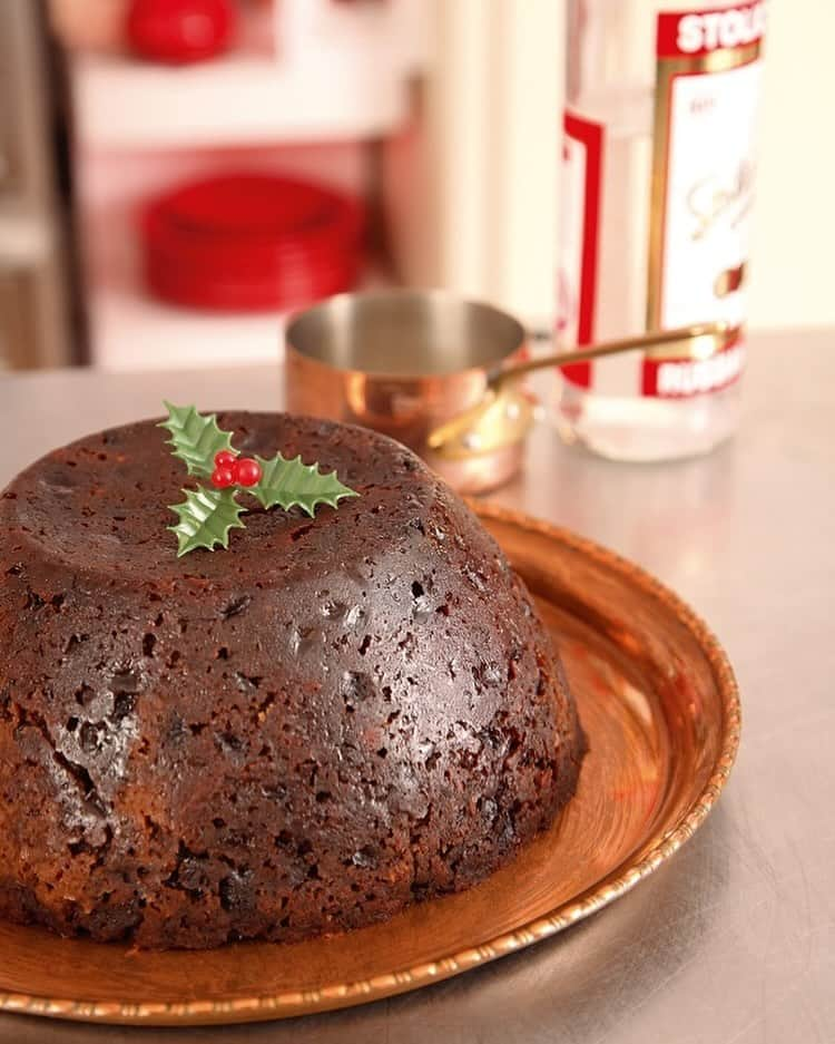 ナイジェラ・ローソンのインスタグラム：「It’s #StirUpSunday, and that means my (immodestly named) Ultimate Christmas Pudding is #RecipeOfTheDay! . And to get the recipe, click on link in bio. Most of you may know what’s meant by “click on link in bio”, so just skip this bit, but for those who don’t, let me explain: tap on my name right up top, which will take you to a page that has a link on it that says www.nigella.com/instagram. When you click on this link, it will take you to a page of photographs: click on the photograph you want the recipe for – you sometimes have to tap a couple of times for some reason – and you will be taken to it!  . Photograph by #LisParsons」