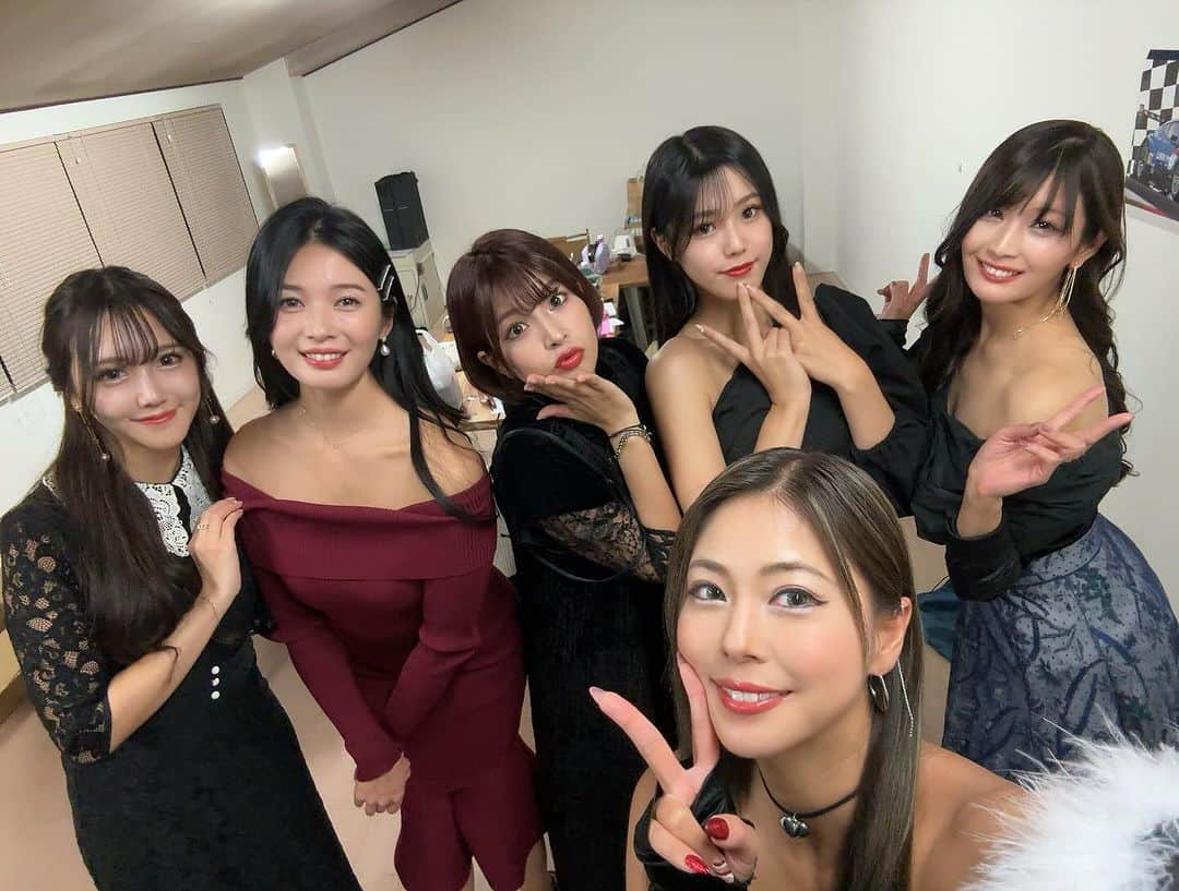 木村理恵さんのインスタグラム写真 - (木村理恵Instagram)「ARTA GALS NIGHT🌙最終章 昨日がメンバーで揃う最後のイベントでした😭‼️ 大好きな３人が卒業してしまうのはすごく悲しくて、かなり感極まってしまいました😭💦 まさかのスペシャルゲストには土屋さん🫨そしてビデオレターは亜久里さん🫨‼️すごい❤️‍🔥❤️‍🔥  色紙も喜んでくれて嬉しかったぁ🥰 ファンの方達も皆暖かくて、優しい方達ばかりで、場を盛り上げてくれたり、ありがとうございました❤️‍🔥  オートバックスの皆さん・カメラのキタムラの皆さん・マネージャー・コントローラーも皆来てくれて、暖かくお見送りありがとうございました💖  2023年最高なチームとチームメイトに出会えた事に感謝💖  一生忘れません🥰 本当にありがとうございました💖  皆大好きだよ💖  #ARTA#ARTAGALS#AUTOBACS #オートバックス#HONDA#MUGEN #cvstos #モータースポーツ #motorsports#サーキット #木村理恵#レースクイーン #ラーキム」11月26日 19時12分 - rierienari1229