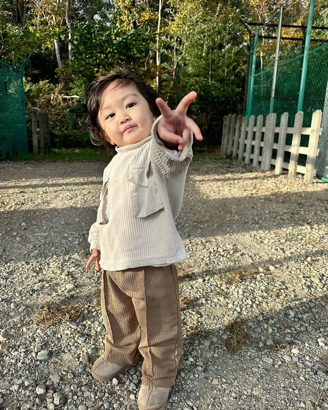 SAYUKAのインスタグラム：「風に吹かれてキメキメ✌️ ときどき男の子、、👦🏼❤️‍🔥  #2y2m」
