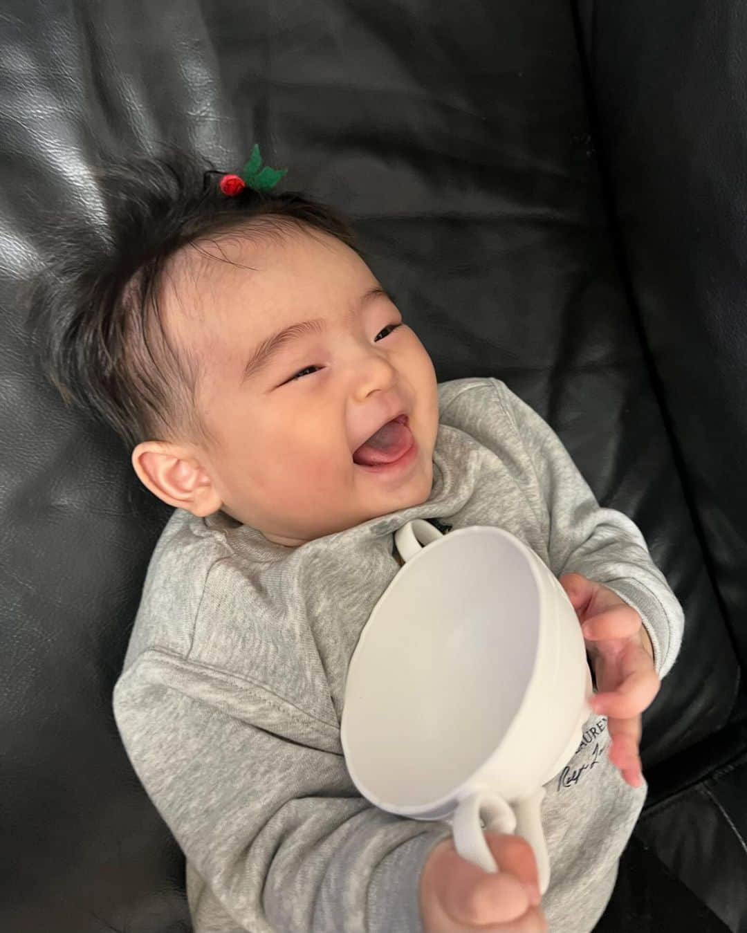 古賀あかねさんのインスタグラム写真 - (古賀あかねInstagram)「もうすぐ離乳食がはじまるにか👶🏽のために 赤ちゃん用の食器 🍽️ @realejapan_official のかわいい食器5点セット👸🏽💓  他にないデザインがかわいすぎる😭💓  もう自分で掴んで練習してた😂 オシャレで可愛いから友達の出産祝い とかにあげたら喜ばれそう🥹👏🏽  #レアーレ #レアーレ食器」11月26日 19時04分 - iam.akanetan