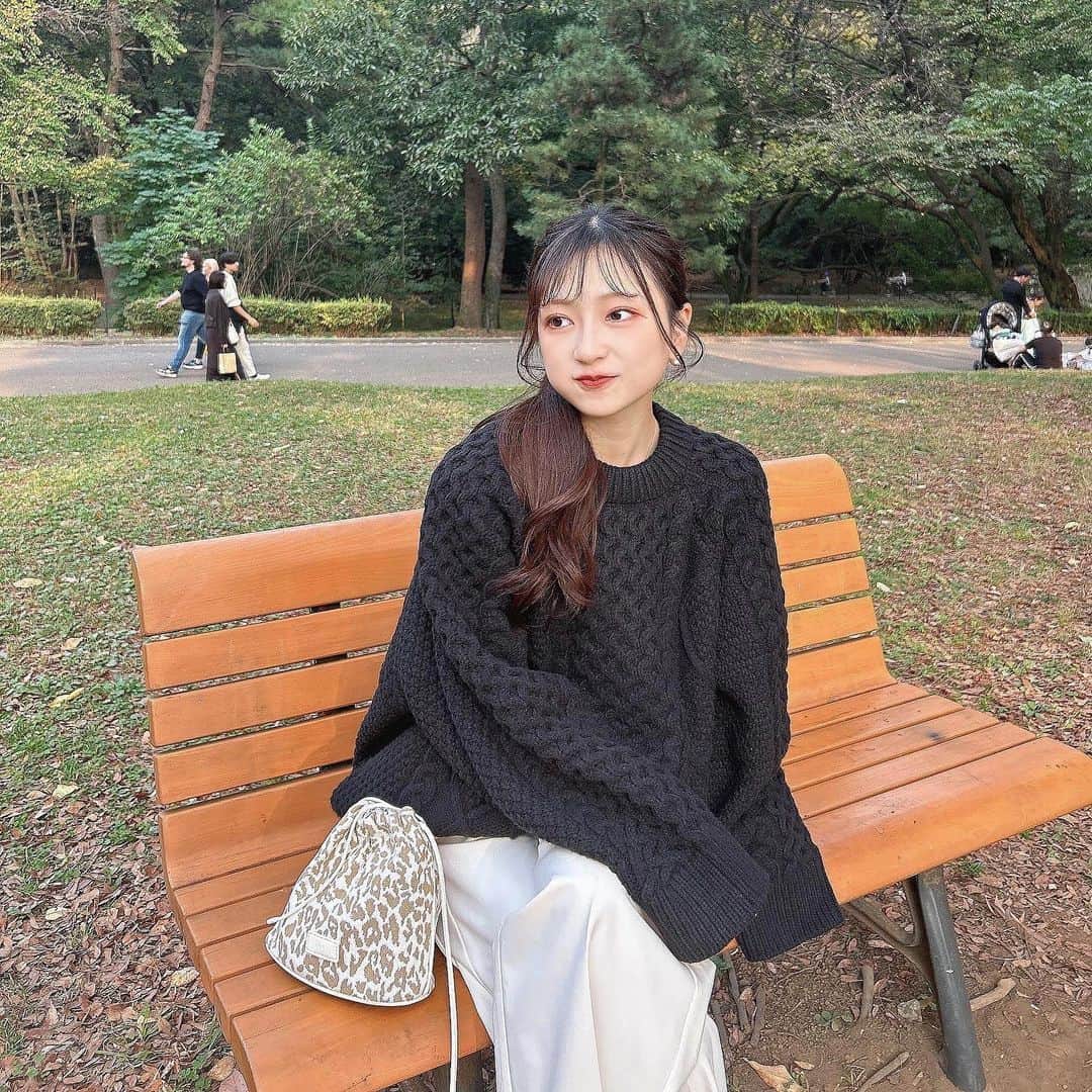 あみさんのインスタグラム写真 - (あみInstagram)「︴𝑚𝑜𝑛𝑜𝑡𝑜𝑛𝑒 𝑐𝑜𝑜𝑟𝑑𝑖𝑛𝑎𝑡𝑒 ,   高めポニーテールの日୨୧ 黒リボンって主張しすぎない可愛さがいい .. 🫶🏻  @umm.clair のパンツピンクも好きだけど やっぱホワイトは合わせやすくて好き~ (՞ . .՞)♡  オンライン販売29日までだよ🧺💭  . . . #秋コーデ #カジュアルコーデ #簡単ヘアアレンジ #ポニーテール #umm #ummclair #ummclaïr #ウム #ウムクレール #低身長コーデ #モテコーデ #淡色コーデ #淡色」11月26日 19時05分 - ami___nmo