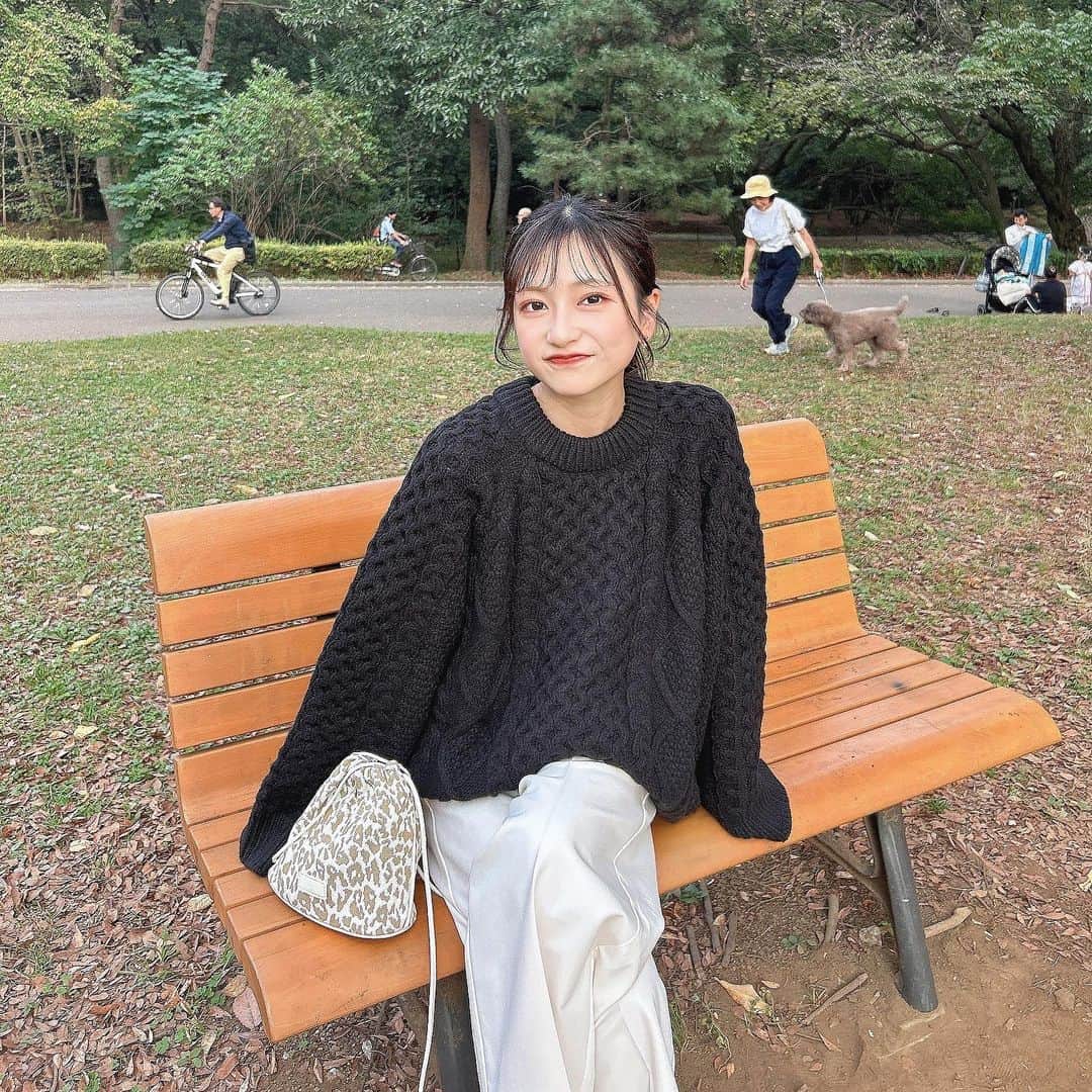 あみさんのインスタグラム写真 - (あみInstagram)「︴𝑚𝑜𝑛𝑜𝑡𝑜𝑛𝑒 𝑐𝑜𝑜𝑟𝑑𝑖𝑛𝑎𝑡𝑒 ,   高めポニーテールの日୨୧ 黒リボンって主張しすぎない可愛さがいい .. 🫶🏻  @umm.clair のパンツピンクも好きだけど やっぱホワイトは合わせやすくて好き~ (՞ . .՞)♡  オンライン販売29日までだよ🧺💭  . . . #秋コーデ #カジュアルコーデ #簡単ヘアアレンジ #ポニーテール #umm #ummclair #ummclaïr #ウム #ウムクレール #低身長コーデ #モテコーデ #淡色コーデ #淡色」11月26日 19時05分 - ami___nmo