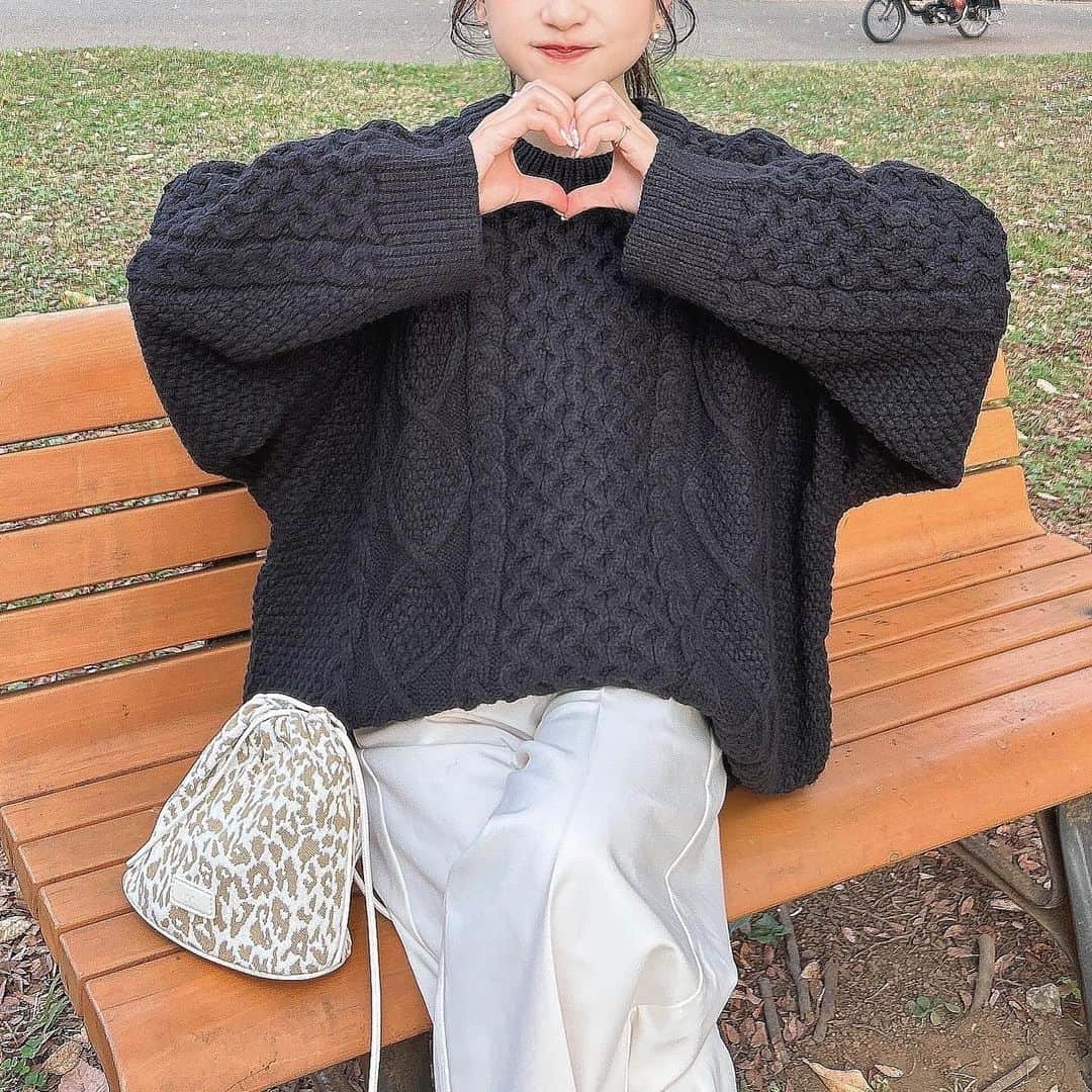 あみさんのインスタグラム写真 - (あみInstagram)「︴𝑚𝑜𝑛𝑜𝑡𝑜𝑛𝑒 𝑐𝑜𝑜𝑟𝑑𝑖𝑛𝑎𝑡𝑒 ,   高めポニーテールの日୨୧ 黒リボンって主張しすぎない可愛さがいい .. 🫶🏻  @umm.clair のパンツピンクも好きだけど やっぱホワイトは合わせやすくて好き~ (՞ . .՞)♡  オンライン販売29日までだよ🧺💭  . . . #秋コーデ #カジュアルコーデ #簡単ヘアアレンジ #ポニーテール #umm #ummclair #ummclaïr #ウム #ウムクレール #低身長コーデ #モテコーデ #淡色コーデ #淡色」11月26日 19時05分 - ami___nmo