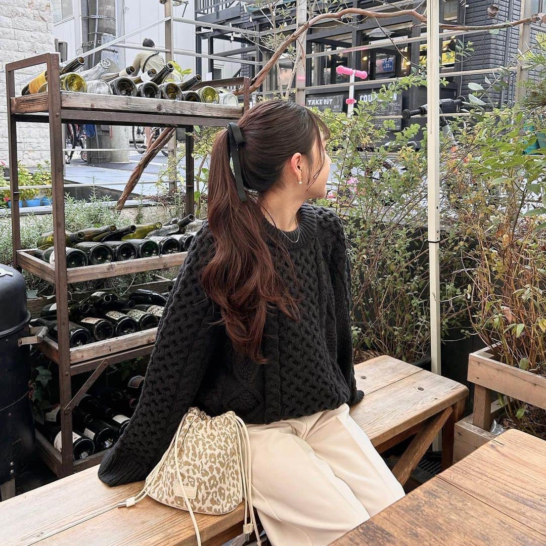 あみさんのインスタグラム写真 - (あみInstagram)「︴𝑚𝑜𝑛𝑜𝑡𝑜𝑛𝑒 𝑐𝑜𝑜𝑟𝑑𝑖𝑛𝑎𝑡𝑒 ,   高めポニーテールの日୨୧ 黒リボンって主張しすぎない可愛さがいい .. 🫶🏻  @umm.clair のパンツピンクも好きだけど やっぱホワイトは合わせやすくて好き~ (՞ . .՞)♡  オンライン販売29日までだよ🧺💭  . . . #秋コーデ #カジュアルコーデ #簡単ヘアアレンジ #ポニーテール #umm #ummclair #ummclaïr #ウム #ウムクレール #低身長コーデ #モテコーデ #淡色コーデ #淡色」11月26日 19時05分 - ami___nmo