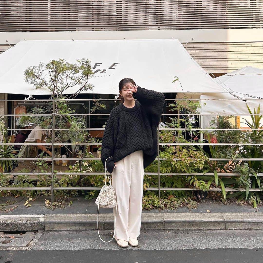 あみさんのインスタグラム写真 - (あみInstagram)「︴𝑚𝑜𝑛𝑜𝑡𝑜𝑛𝑒 𝑐𝑜𝑜𝑟𝑑𝑖𝑛𝑎𝑡𝑒 ,   高めポニーテールの日୨୧ 黒リボンって主張しすぎない可愛さがいい .. 🫶🏻  @umm.clair のパンツピンクも好きだけど やっぱホワイトは合わせやすくて好き~ (՞ . .՞)♡  オンライン販売29日までだよ🧺💭  . . . #秋コーデ #カジュアルコーデ #簡単ヘアアレンジ #ポニーテール #umm #ummclair #ummclaïr #ウム #ウムクレール #低身長コーデ #モテコーデ #淡色コーデ #淡色」11月26日 19時05分 - ami___nmo