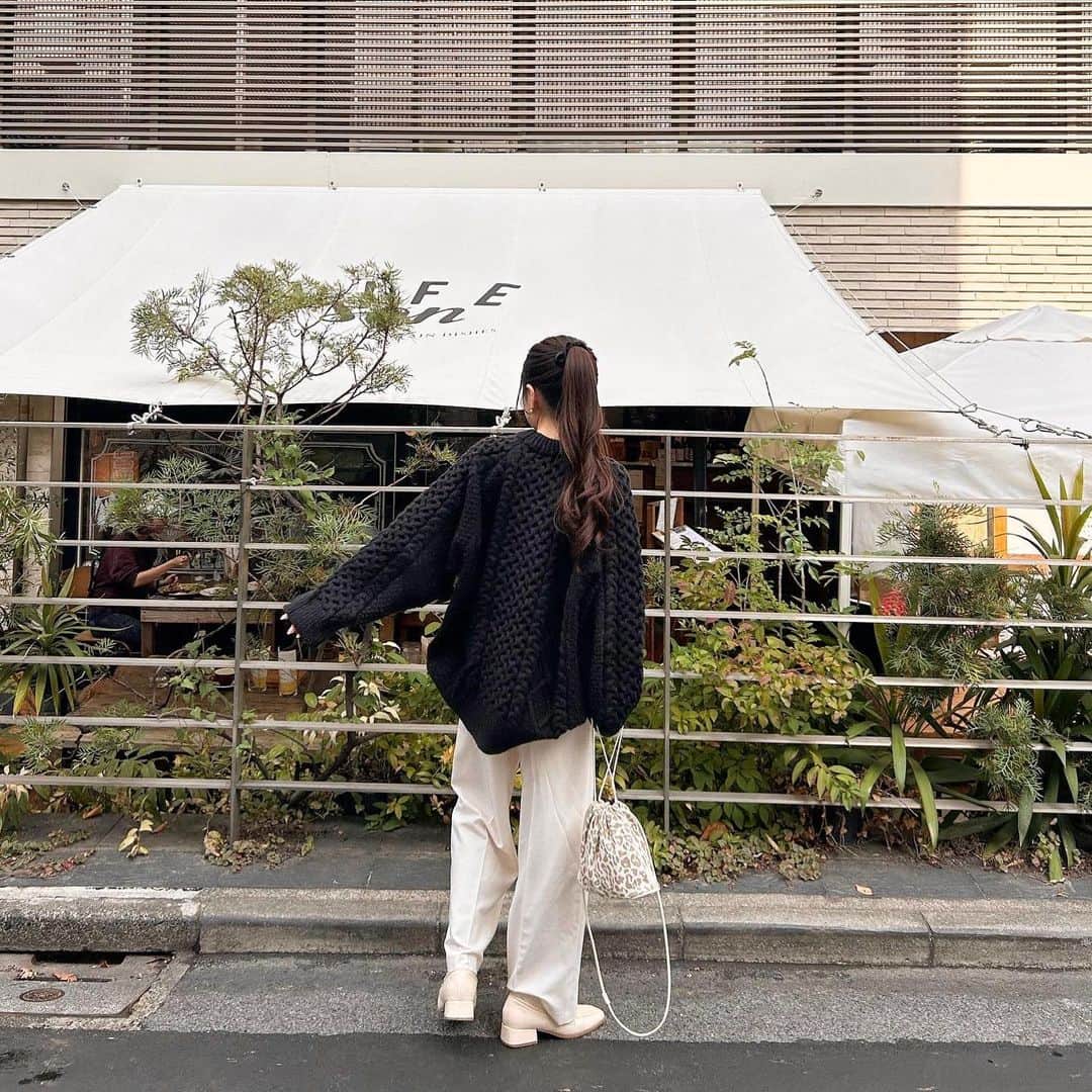 あみさんのインスタグラム写真 - (あみInstagram)「︴𝑚𝑜𝑛𝑜𝑡𝑜𝑛𝑒 𝑐𝑜𝑜𝑟𝑑𝑖𝑛𝑎𝑡𝑒 ,   高めポニーテールの日୨୧ 黒リボンって主張しすぎない可愛さがいい .. 🫶🏻  @umm.clair のパンツピンクも好きだけど やっぱホワイトは合わせやすくて好き~ (՞ . .՞)♡  オンライン販売29日までだよ🧺💭  . . . #秋コーデ #カジュアルコーデ #簡単ヘアアレンジ #ポニーテール #umm #ummclair #ummclaïr #ウム #ウムクレール #低身長コーデ #モテコーデ #淡色コーデ #淡色」11月26日 19時05分 - ami___nmo