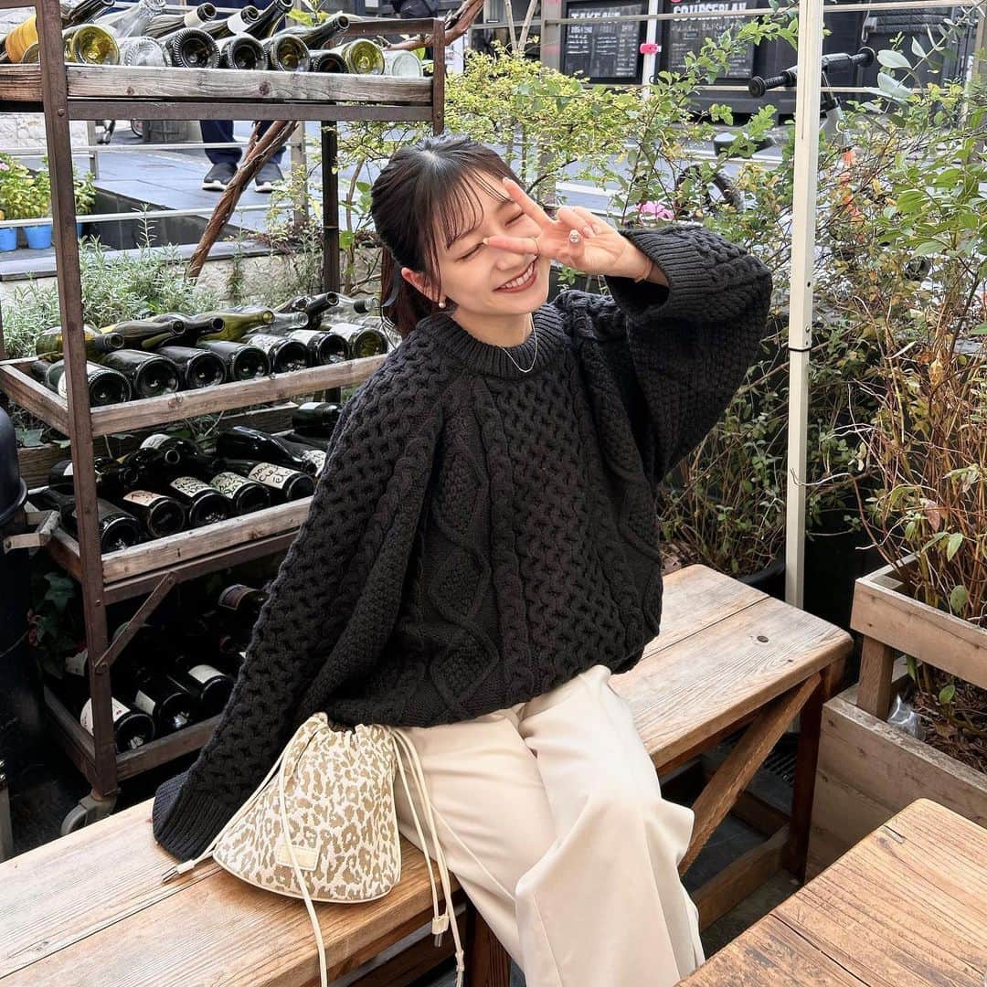 あみさんのインスタグラム写真 - (あみInstagram)「︴𝑚𝑜𝑛𝑜𝑡𝑜𝑛𝑒 𝑐𝑜𝑜𝑟𝑑𝑖𝑛𝑎𝑡𝑒 ,   高めポニーテールの日୨୧ 黒リボンって主張しすぎない可愛さがいい .. 🫶🏻  @umm.clair のパンツピンクも好きだけど やっぱホワイトは合わせやすくて好き~ (՞ . .՞)♡  オンライン販売29日までだよ🧺💭  . . . #秋コーデ #カジュアルコーデ #簡単ヘアアレンジ #ポニーテール #umm #ummclair #ummclaïr #ウム #ウムクレール #低身長コーデ #モテコーデ #淡色コーデ #淡色」11月26日 19時05分 - ami___nmo