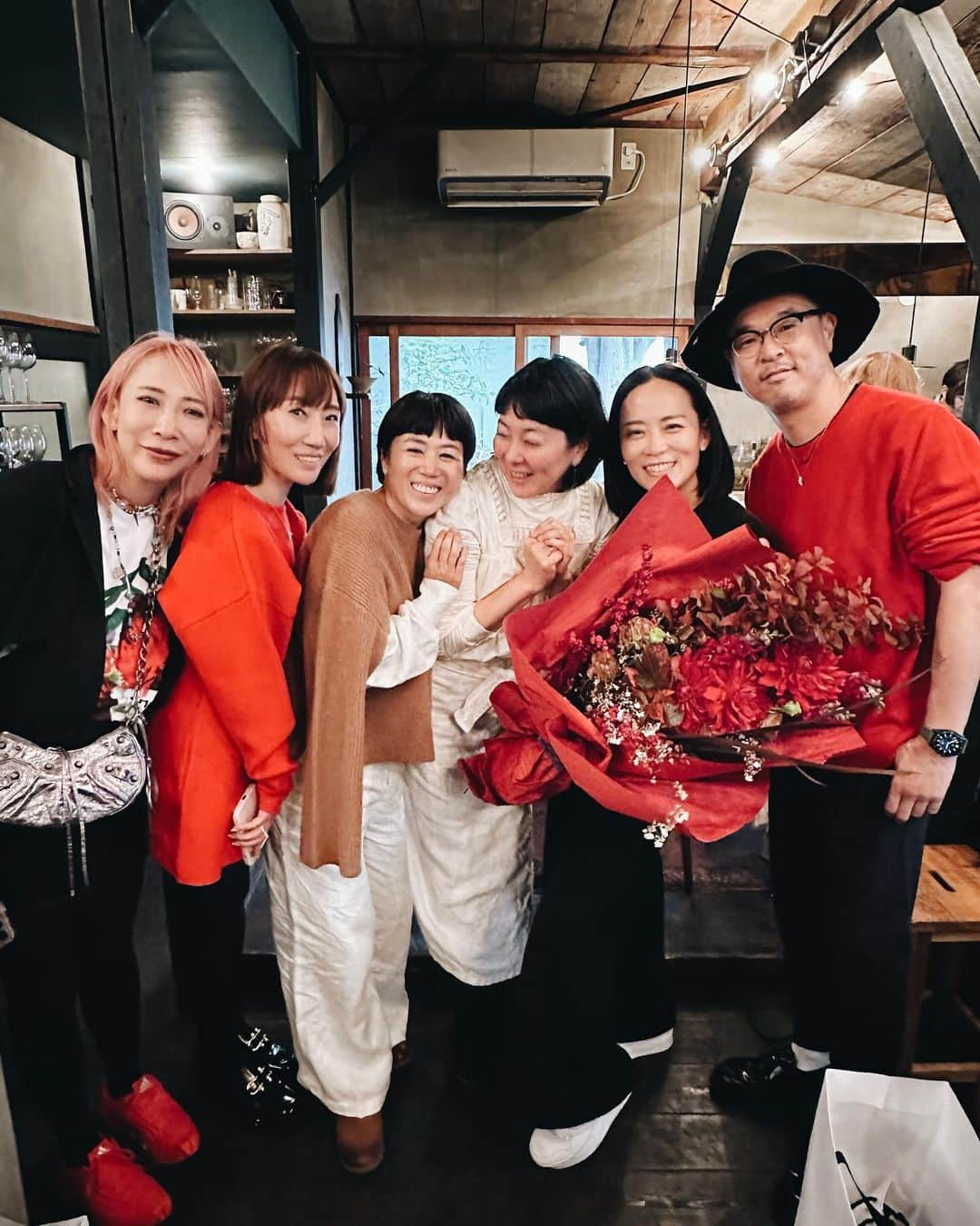 早坂香須子さんのインスタグラム写真 - (早坂香須子Instagram)「12年目の開運ランチ 12年目のRestaurant eatrip   2024年はみんなが成長・発展の年だって🌳✨ わくわくするね！  ここ数年はあまり占いより直感で行こうと思っているんだけど、青木さんの開運指南は時代の大きな流れを見据えて話してくれるから、自分の立ち位置や目標がクリアになり、より直感に繋がれる。  私も成長・発展、します🌳✨  発起人・平尾香世子ちゃん 開運指南・青木良文さん 料理人・野村友里ちゃん 今年もありがとう❤️  この場所では今年最後の開運ランチ。 美味しい記憶、笑顔の思い出がたくさん詰まったeatrip。寂しさもあるけど、終わりははじまりのはじまりだね。  さて、いよいよいよいよ 年の瀬感　きました。」11月26日 19時06分 - kazukovalentine