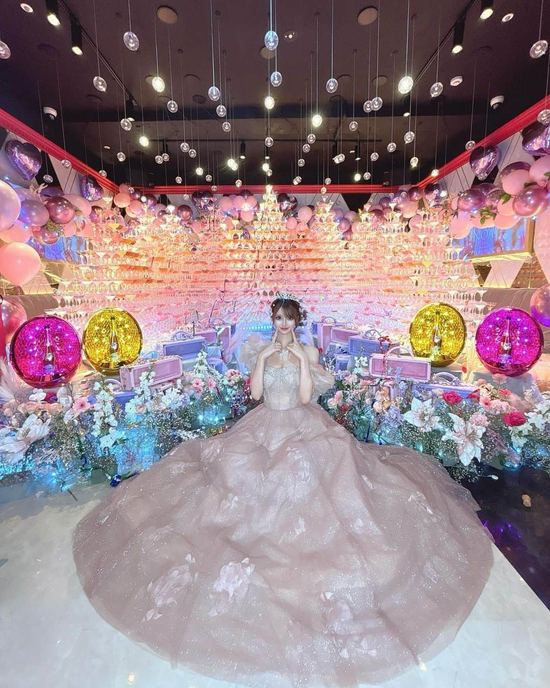 桜咲乃愛さんのインスタグラム写真 - (桜咲乃愛Instagram)「BirthdayEvent🎂💓🪽 2日目は @andy_dress_official のきらきらのドレス👗🤍お上品なラメと控えめなpinkcolorが可愛すぎた💓  やっぱりキャバドレス用のドレスは丈が床につかないようになってるから歩くのが楽だった〜🥹💕✨ このドレスは最初のサイズがかなり大きいのでお直し出して着たら凄く可愛かった🥹💓  タワーと内装は @decodecoito さんにお願いしたよ💓🥰 こだわりの詰まった内装を再現して下さりありがとうございます🙇‍♀️ 内装はまた別で載せます🥹🤍  素敵な2日目過ぎて何から載せようか迷ってたら時間が経ってしまった🥹💓✨まだ余韻に浸っているのでしばらくバースデー投稿続きます🥹💕🎟 #バースデーイベント#歌舞伎町#歌舞伎町キャバ嬢 #桜咲乃愛 #angelchampagne #angeltower #シャンパンタワー#デコリーノ#ロングドレス#キャバドレス#カラードレス」11月26日 19時07分 - noasama1101