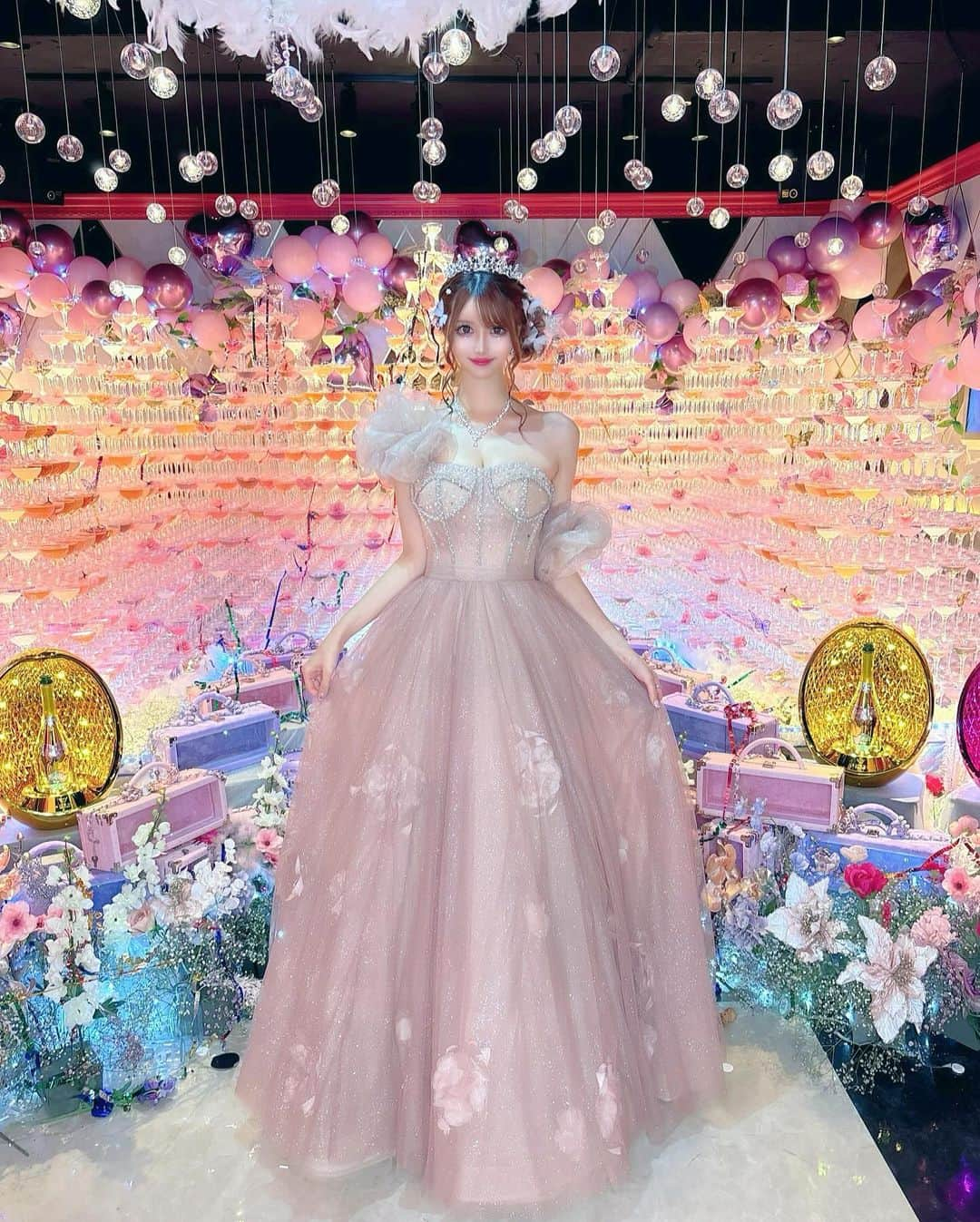 桜咲乃愛さんのインスタグラム写真 - (桜咲乃愛Instagram)「BirthdayEvent🎂💓🪽 2日目は @andy_dress_official のきらきらのドレス👗🤍お上品なラメと控えめなpinkcolorが可愛すぎた💓  やっぱりキャバドレス用のドレスは丈が床につかないようになってるから歩くのが楽だった〜🥹💕✨ このドレスは最初のサイズがかなり大きいのでお直し出して着たら凄く可愛かった🥹💓  タワーと内装は @decodecoito さんにお願いしたよ💓🥰 こだわりの詰まった内装を再現して下さりありがとうございます🙇‍♀️ 内装はまた別で載せます🥹🤍  素敵な2日目過ぎて何から載せようか迷ってたら時間が経ってしまった🥹💓✨まだ余韻に浸っているのでしばらくバースデー投稿続きます🥹💕🎟 #バースデーイベント#歌舞伎町#歌舞伎町キャバ嬢 #桜咲乃愛 #angelchampagne #angeltower #シャンパンタワー#デコリーノ#ロングドレス#キャバドレス#カラードレス」11月26日 19時07分 - noasama1101