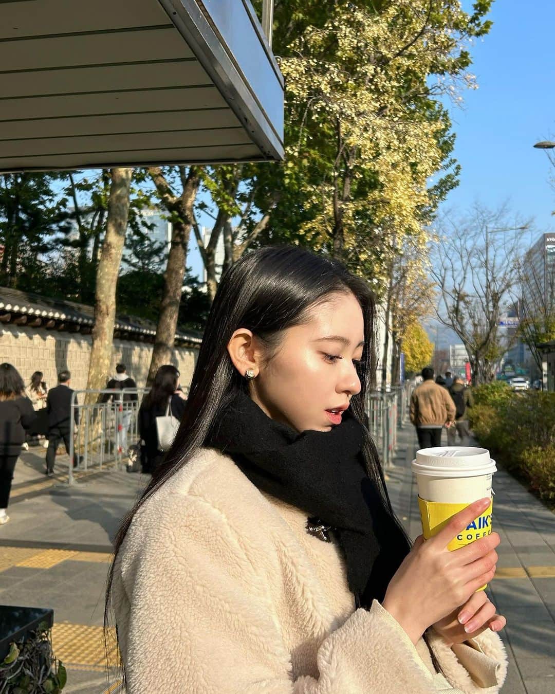 入江美沙希さんのインスタグラム写真 - (入江美沙希Instagram)「韓国は歩くだけで楽しかったから、目的地まで30分くらい歩いて行った日🍹 ⁡ 行く道でみんなこのドリンクを持ってたから気になって、 持っている方に話しかけてみたら とっても親切にお店を教えて下さったの...！✨ ⁡ 人の優しさとドリンクで朝から温まりました🧣♥ ⁡ ⁡ ⁡ ⁡ ⁡ ⁡ ⁡ ⁡ ⁡ ⁡ ⁡ ⁡ ⁡ ⁡ ⁡ ⁡ ⁡ ⁡ ⁡ ⁡ ⁡ ⁡ #韓国カフェ#Korea#韓国#韓国旅行#韓国スポット#みさきのしふくすたいる#冬服#冬コーデ#冬ファッション#ワンピースコーデ#前髪なし#ガーリーコーデ#ガーリーファッション#ガーリーヘア#ガーリーへアアレンジ#フレンチガーリー#フレンチガーリーコーデ#フレンチガーリーヘア#韓国コーデ#韓国ファッション#韓国ヘア#高校生#06#jk2#jk#Japan」11月26日 19時07分 - irie_misaki_official