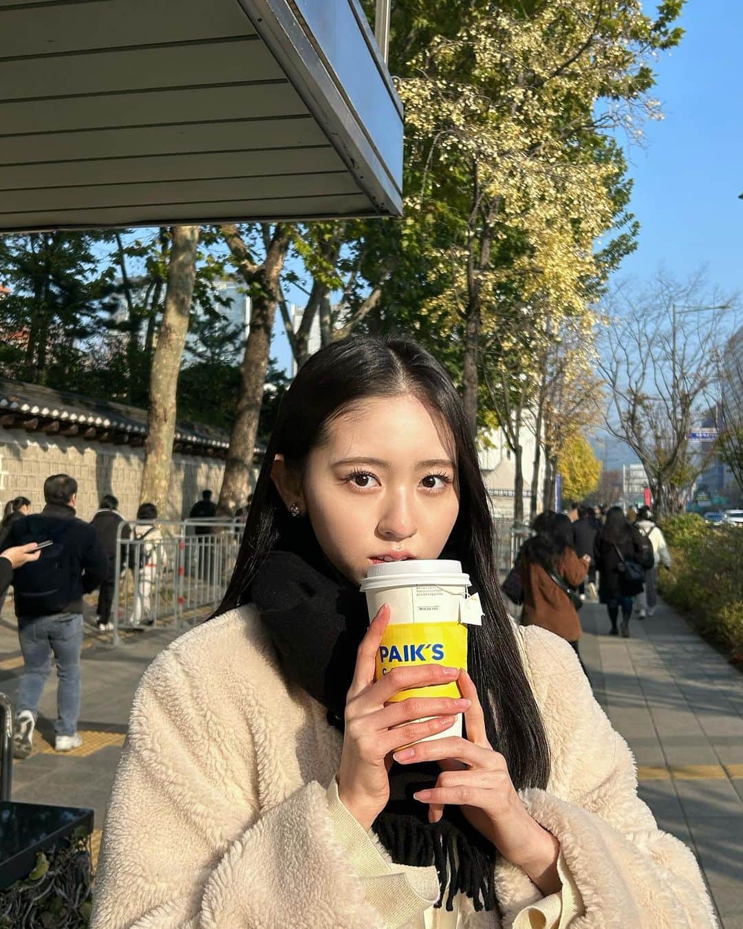 入江美沙希さんのインスタグラム写真 - (入江美沙希Instagram)「韓国は歩くだけで楽しかったから、目的地まで30分くらい歩いて行った日🍹 ⁡ 行く道でみんなこのドリンクを持ってたから気になって、 持っている方に話しかけてみたら とっても親切にお店を教えて下さったの...！✨ ⁡ 人の優しさとドリンクで朝から温まりました🧣♥ ⁡ ⁡ ⁡ ⁡ ⁡ ⁡ ⁡ ⁡ ⁡ ⁡ ⁡ ⁡ ⁡ ⁡ ⁡ ⁡ ⁡ ⁡ ⁡ ⁡ ⁡ ⁡ #韓国カフェ#Korea#韓国#韓国旅行#韓国スポット#みさきのしふくすたいる#冬服#冬コーデ#冬ファッション#ワンピースコーデ#前髪なし#ガーリーコーデ#ガーリーファッション#ガーリーヘア#ガーリーへアアレンジ#フレンチガーリー#フレンチガーリーコーデ#フレンチガーリーヘア#韓国コーデ#韓国ファッション#韓国ヘア#高校生#06#jk2#jk#Japan」11月26日 19時07分 - irie_misaki_official