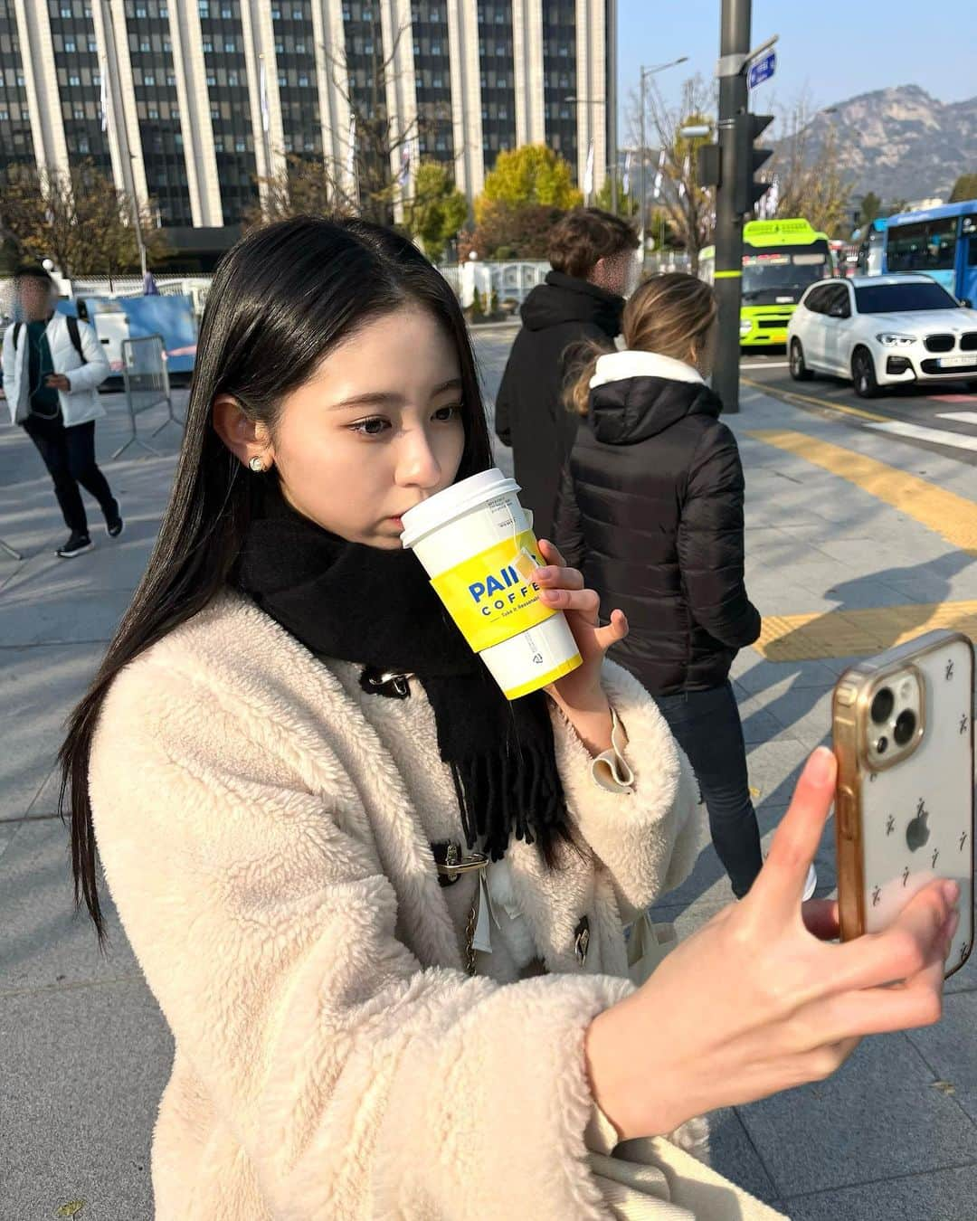 入江美沙希のインスタグラム：「韓国は歩くだけで楽しかったから、目的地まで30分くらい歩いて行った日🍹 ⁡ 行く道でみんなこのドリンクを持ってたから気になって、 持っている方に話しかけてみたら とっても親切にお店を教えて下さったの...！✨ ⁡ 人の優しさとドリンクで朝から温まりました🧣♥ ⁡ ⁡ ⁡ ⁡ ⁡ ⁡ ⁡ ⁡ ⁡ ⁡ ⁡ ⁡ ⁡ ⁡ ⁡ ⁡ ⁡ ⁡ ⁡ ⁡ ⁡ ⁡ #韓国カフェ#Korea#韓国#韓国旅行#韓国スポット#みさきのしふくすたいる#冬服#冬コーデ#冬ファッション#ワンピースコーデ#前髪なし#ガーリーコーデ#ガーリーファッション#ガーリーヘア#ガーリーへアアレンジ#フレンチガーリー#フレンチガーリーコーデ#フレンチガーリーヘア#韓国コーデ#韓国ファッション#韓国ヘア#高校生#06#jk2#jk#Japan」