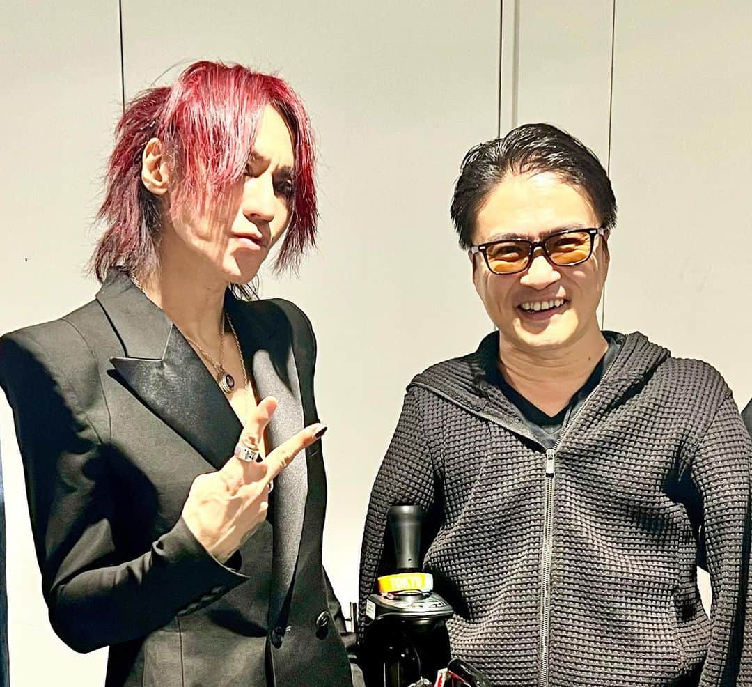 乙武洋匡さんのインスタグラム写真 - (乙武洋匡Instagram)「【THE LAST ROCKSTARS】友人の @1sakiko1 さんにお誘いいただき、#YOSHIKI、#HYDE、#MIYAVI、#SUGIZO というロック界のカリスマたちが結成した「THE LAST ROCKSTARS」のLIVEに参戦してきました！  綺羅星のようなスター４人が集まって、果たしてバンドとして成立するんだろうかという懸念は、いざLIVEが始まってみると見事に粉砕されました。やっぱりYOSHIKIという“カリスマ of カリスマ”がこのバンドの象徴で、他のカリスマたちも「YOSHIKIさんが言うならしゃあねえな！」といった雰囲気で引っ張られ、何とも言えない一体感を醸し出していました。  それは個性の強い食材が見事に調和したフランス料理を食べているような、一輪一輪は強烈なのだけれど合わせて見ると一体感のある生け花を見ているような、それでいて一人一人が歩んできたストーリーが味わえる長編小説を読んでいるような、そんな不思議な魅力に溢れたLIVEでした。  終演後にはバンドのみなさんにご挨拶。YOSHIKIさんとは20代の頃に雑誌で対談させていただいた以来、約20年ぶりの再会。YOSHIKIさんが手がけるワインの話などもさせていただき、感激でした。  ウクライナ難民の支援をはじめ、様々な社会的活動にも力を入れてくださっているSUGIZO さんにもご挨拶。光栄なことに、「何かご一緒できたらいいですよね！」と声をかけていただくことができました。  一夜明けたいまでも余韻に浸っています。あらためて、お誘いくださった早輝子さんに感謝です🙏」11月26日 19時08分 - ototake_official