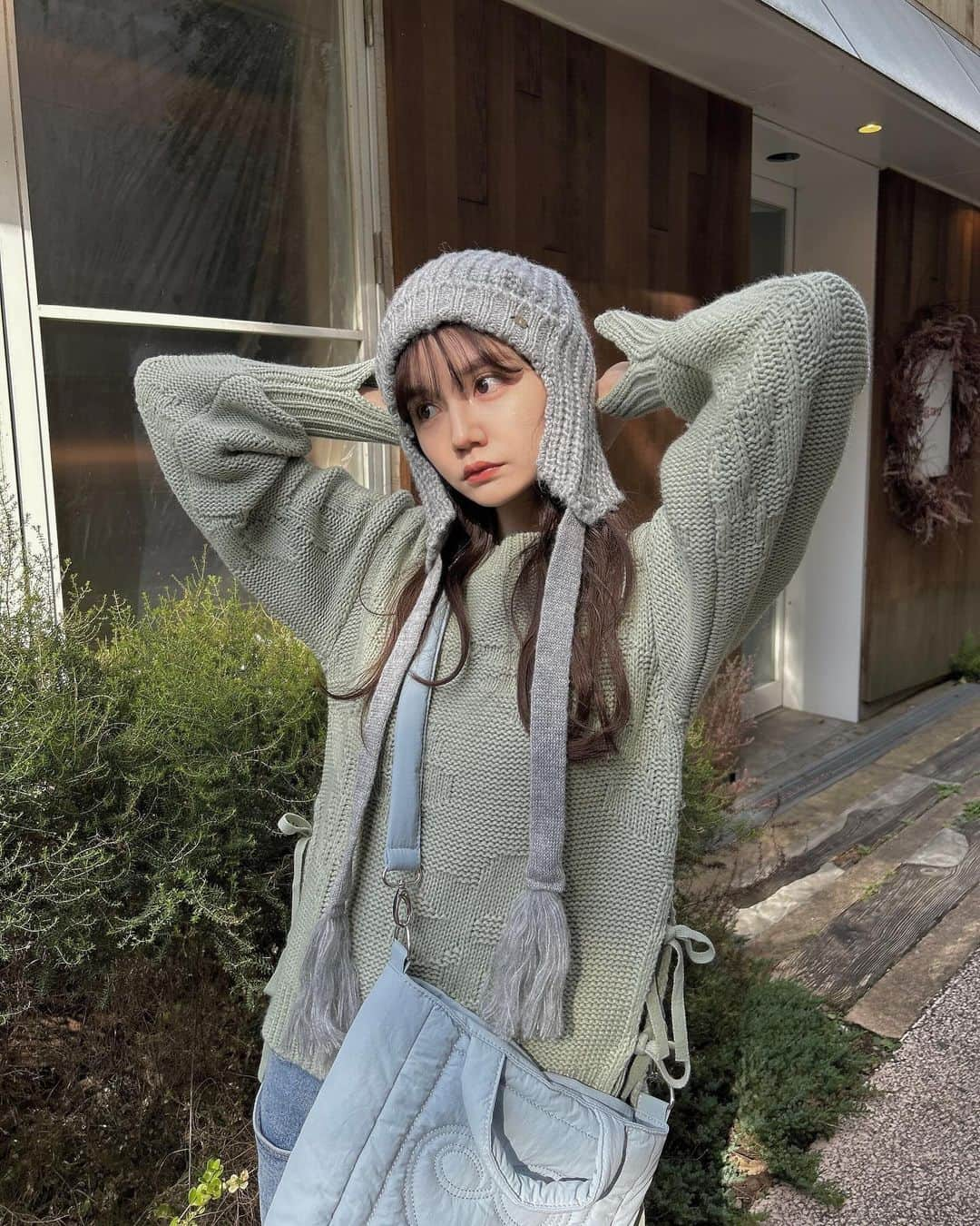 村田倫子のインスタグラム：「.  よーくみるとお花柄🌼  今から春まで楽しめる ぽこぽこニットと おさげニットビーニー👧🏻✾  #idem_idea」