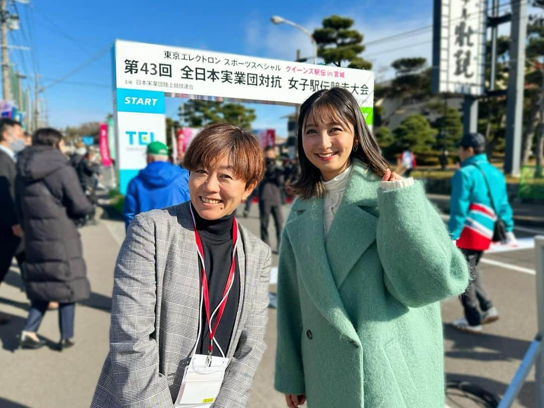 近藤夏子さんのインスタグラム写真 - (近藤夏子Instagram)「.   女子駅伝日本一を決める クイーンズ駅伝！  昨日とは打って変わり、ぽかぽか快晴のもと行われました✨ 　 　 解説をつとめられた野口みずきさんとスタート地点からお伝えしました😊 　  毎年来させてもらってますが、25チーム全てのチームや選手の思い、努力、悔しさ嬉しさ。  ここに来るからこそ感じられるものがあります。  各選手やチームの目標は様々でも、ここで全力を出し切りチームのために走り切る、 この思いだけはどの選手も共通です。 その強い気持ちを感じることができるし、応援したい、伝えたいと心から感じさせてもらえます。 　 　 今年は積水化学が２年ぶりの優勝となりました✨ 気持ちで走り切る姿に勇気をもらえました。 　 　 クイーンズ駅伝が終わればすぐにニューイヤー駅伝があります👊🏻 みなさん一緒に陸上を楽しみましょう😊 　 　 さてこのあと24:00〜 S☆1です👀 クイーンズ駅伝の模様をたっぷりお伝えします。 ぜひ見てください🤍 　  　 . #クイーンズ駅伝 #松島 #野口みずき さん」11月26日 19時09分 - kondokako0804