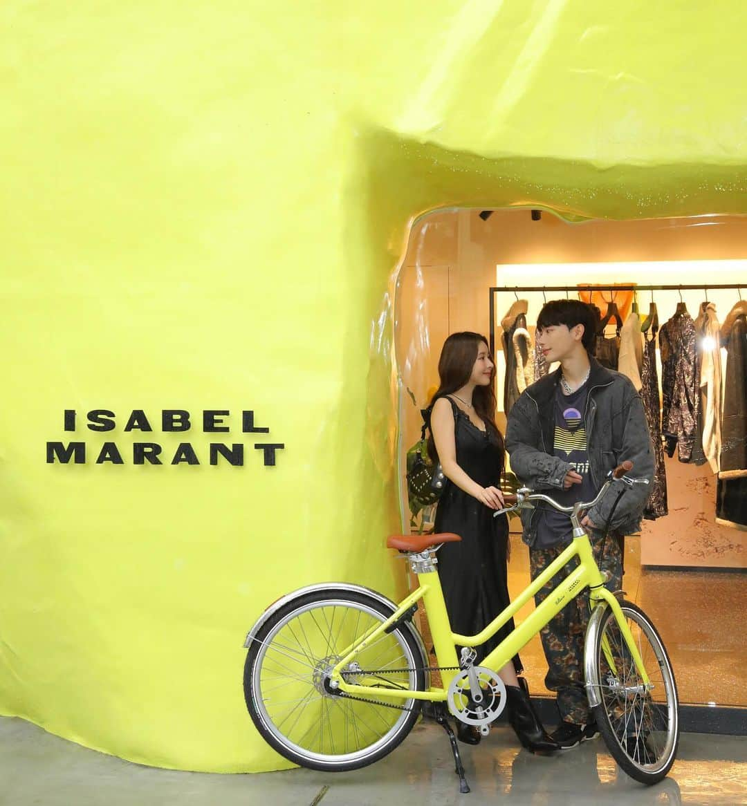 よしあきのインスタグラム：「ISABEL MARANTがフランスの自転車ブランドVOLTAIREとコラボレーション, 電動アシスト自転車をVOLTAIREから限定販売🚲💛  今週末からISABEL MARANT青山店でも展示予定です！ ISABEL MARANTの公式インスタグラムではこの自転車が当たる抽選キャンペーンも開催中🎁  #PR @isabelmarant  @voltaire.cycles #IsabelMarant」