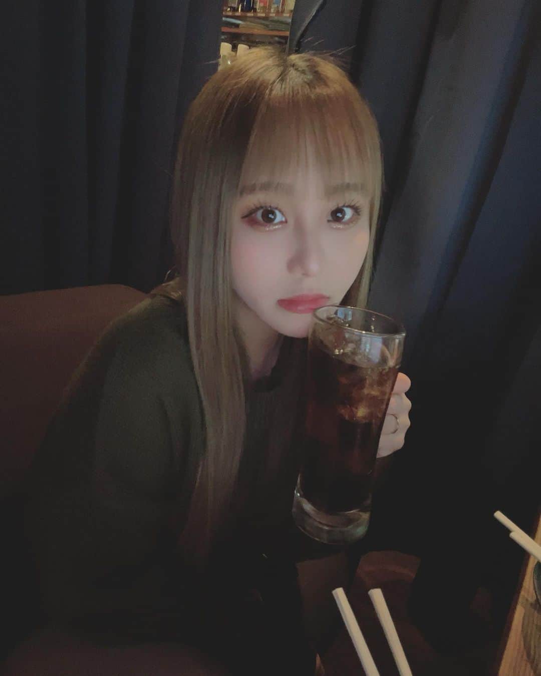 みぃらぁんのインスタグラム：「友達とご飯行った時の( ⌯'֊'⌯)‬♡♡ これはコーラ飲んでる🤣 ファジーネーブル飲んだけどやっぱソフドリがいいなと思って変えた、、笑」