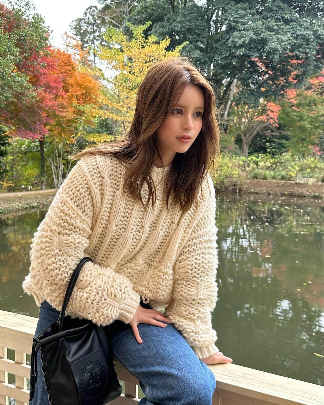 吉崎綾のインスタグラム：「紅葉が綺麗な季節ですね🍂ˎˊ˗ 最近お気に入りのカバン🧳 サイズも丁度良くて使いやすい… レザーがかわちい @jumelle_jp」