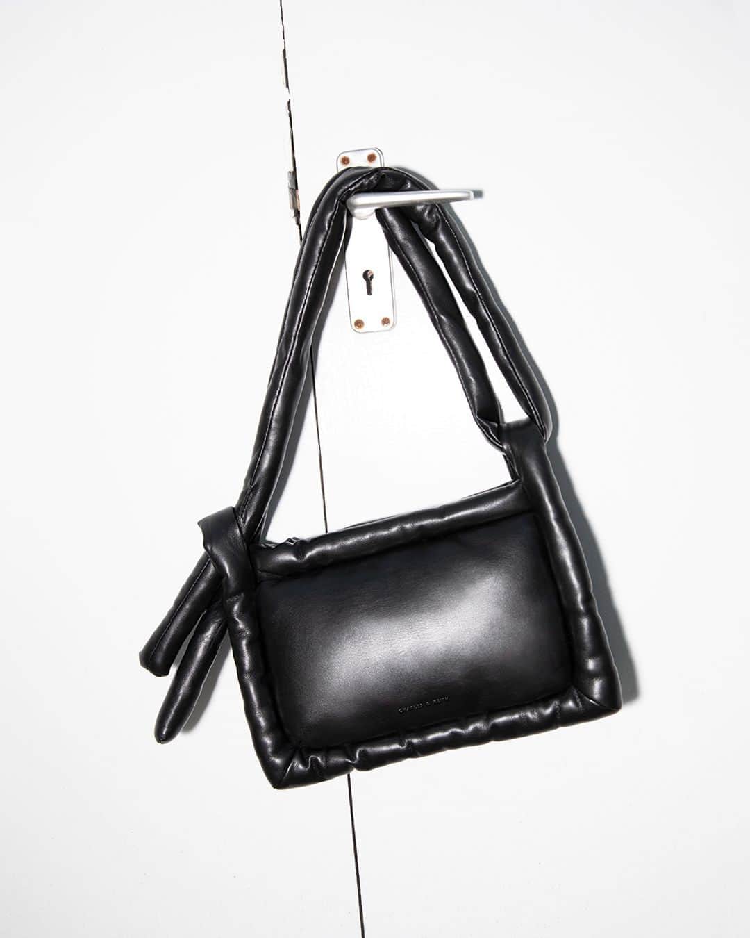 CHARLES & KEITH JAPAN CHARLES & KEITHのインスタグラム：「ふんわりとした質感に加え、光沢のあるJetBlackカラーはバッグに洗練された輝きを添える。⁠ エリア パッフィークロスボディバッグは、時代を超えたミニマリズムにトレンドのふくらみをプラス。⁠ ⁠ ⁠▷Errya エリア パッフィークロスボディバッグ ⁠ ⁠ #CharlesKeithFW23 ⁠ #チャールズアンドキース」