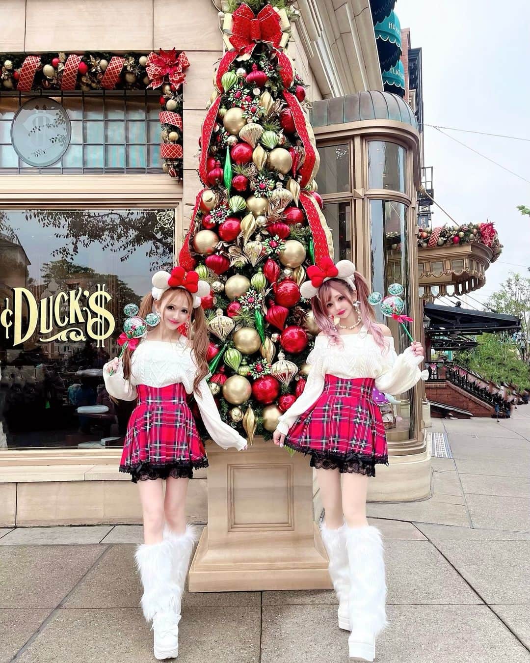 寿リリカのインスタグラム：「♡ Xmasシーかわいかったぁ😍❤️🎄 ♡ なめちゃんとぷりめろくりすますこーで❤️💚❤️💚🎀🎀うれちい💕 ♡ いつも全身カンペキにかわちいなめちゃん💓💖💖💖💖しゅきぴ💓💓」